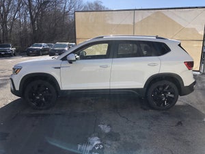 2024 Volkswagen Taos SE w/panoramic sunroof and black wheel package