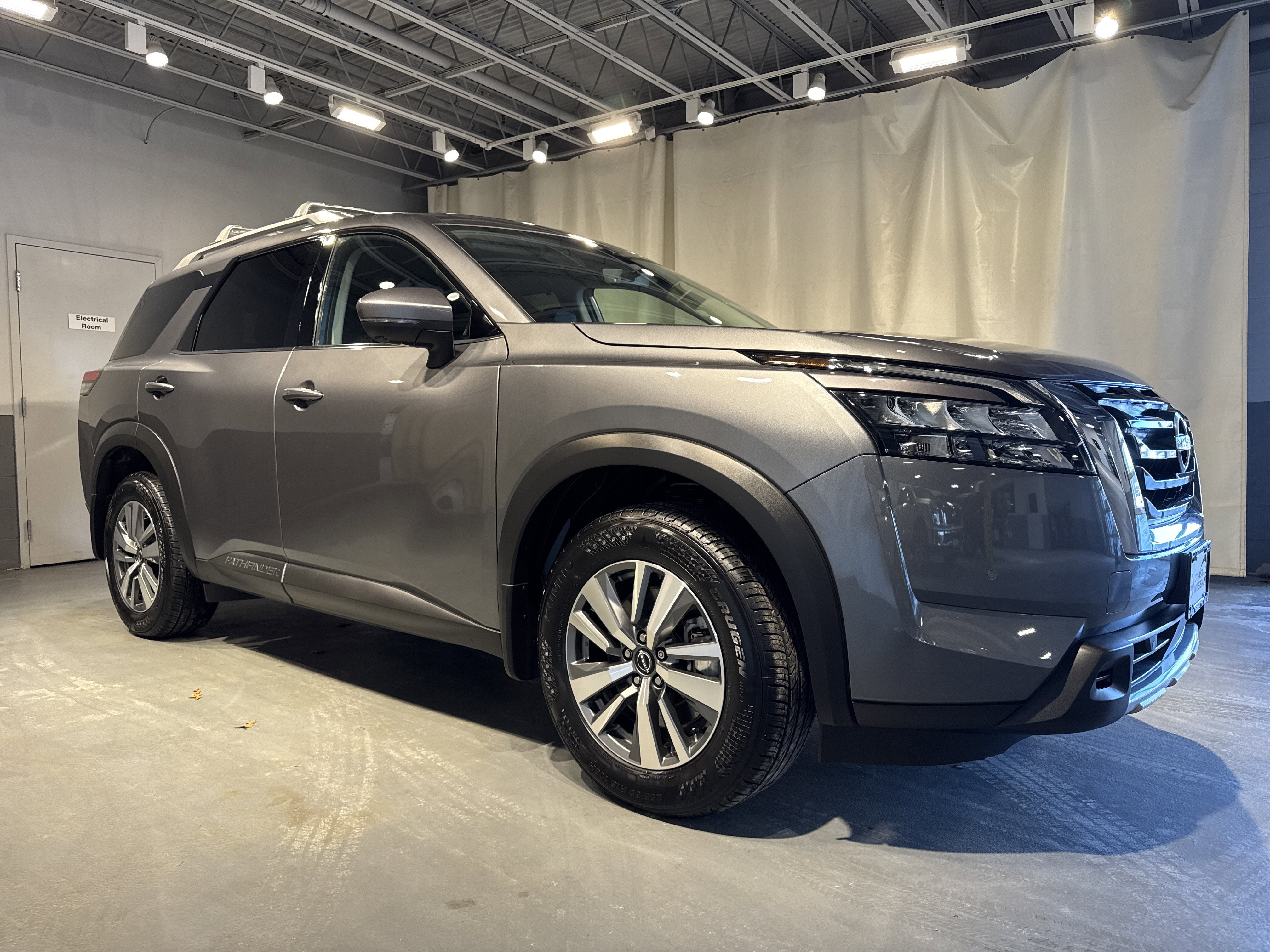 2025 Nissan Pathfinder SL