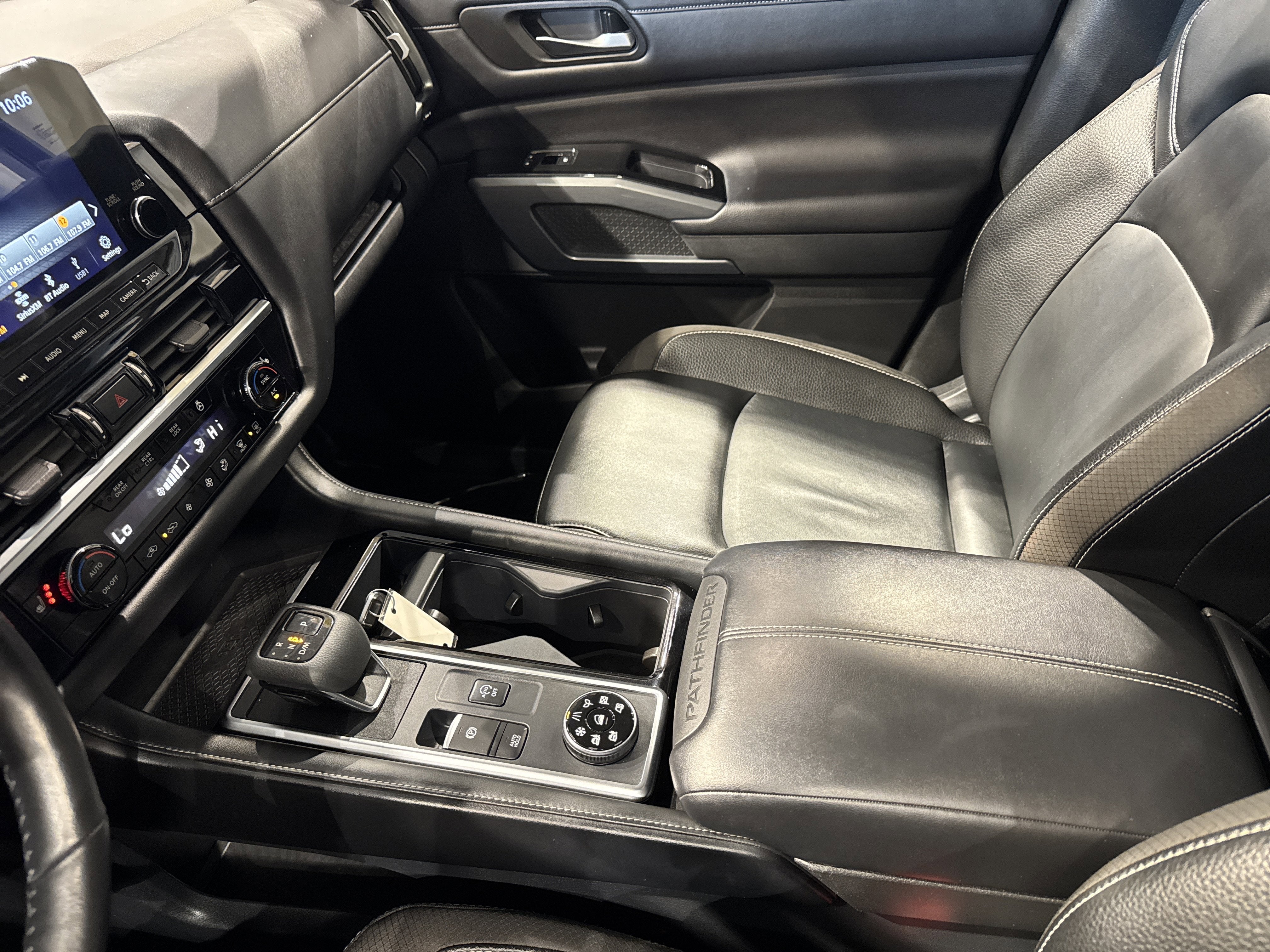 2023 Nissan Pathfinder SL W/Premium Package