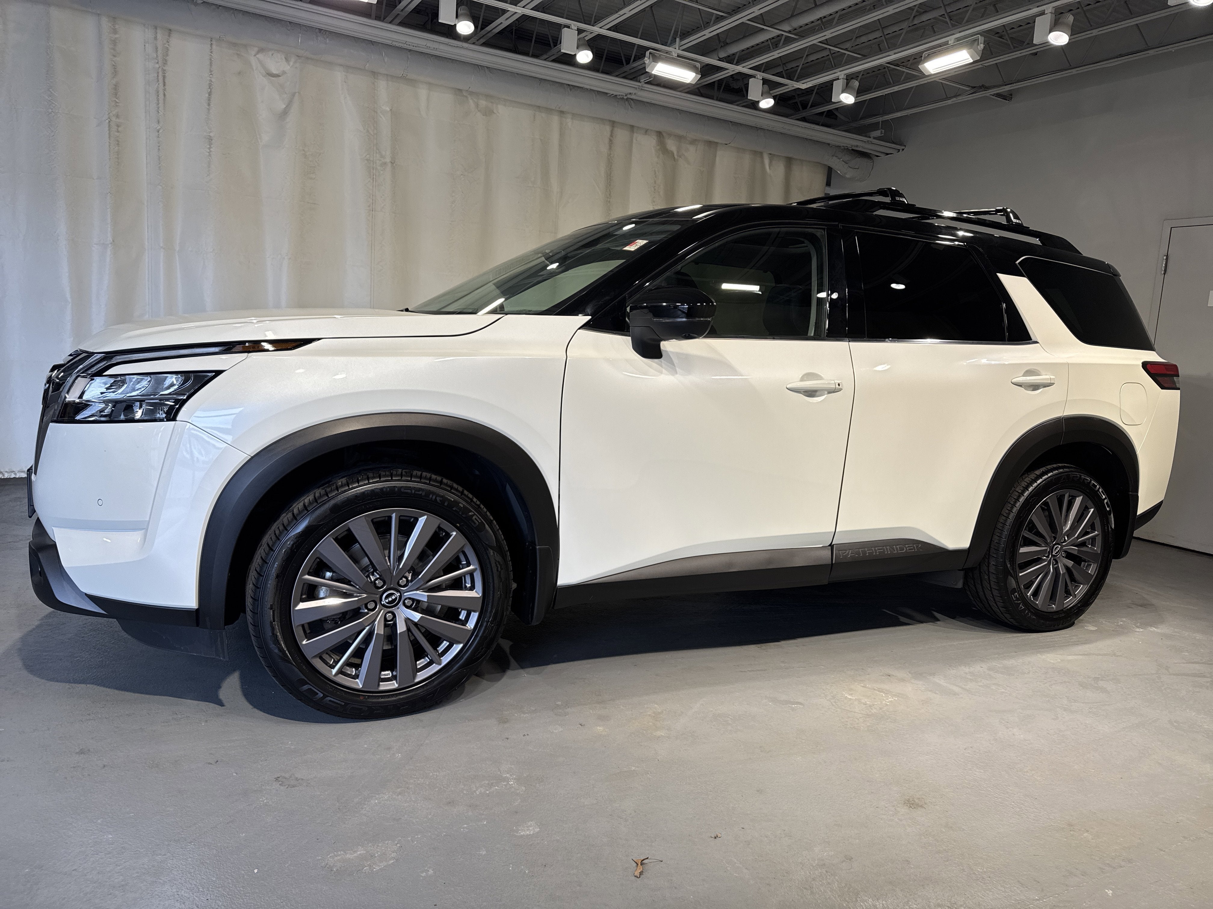 2023 Nissan Pathfinder SL W/Premium Package