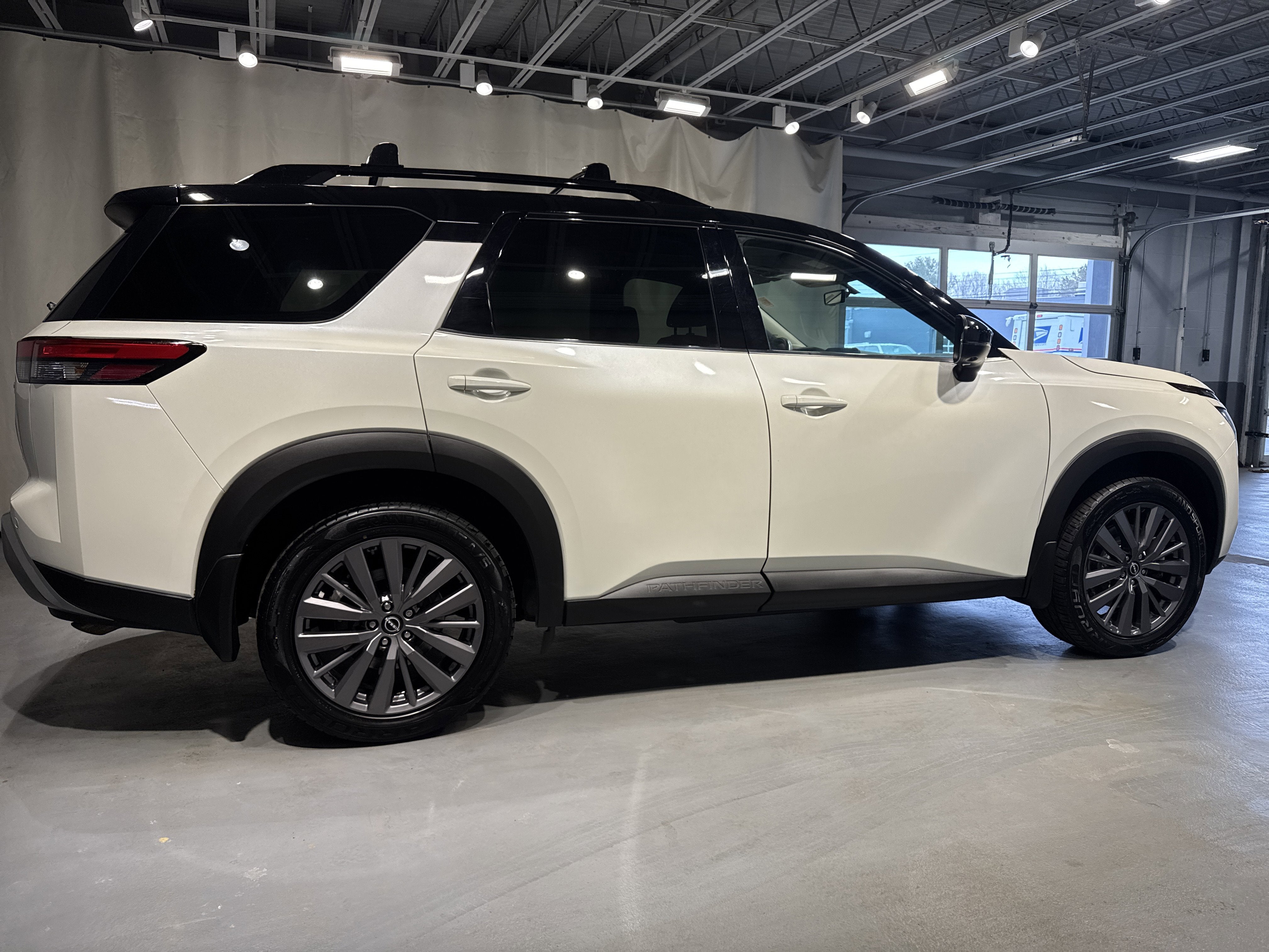 2023 Nissan Pathfinder SL W/Premium Package