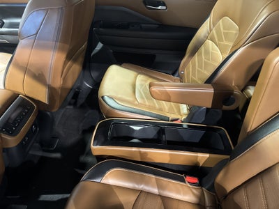 2024 Nissan Pathfinder Platinum W/Captain's Chairs