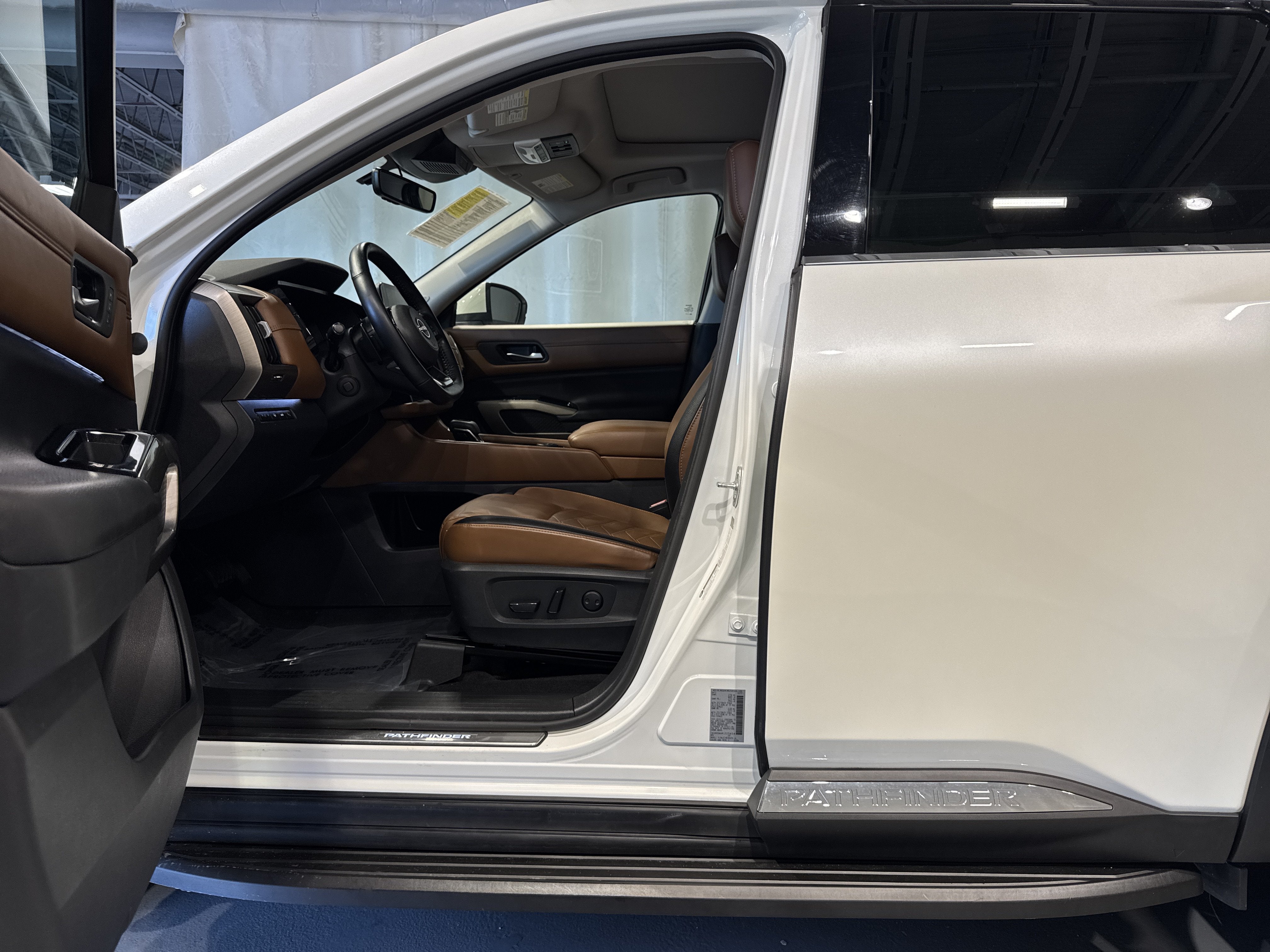 2023 Nissan Pathfinder Platinum W/Captain's Chairs