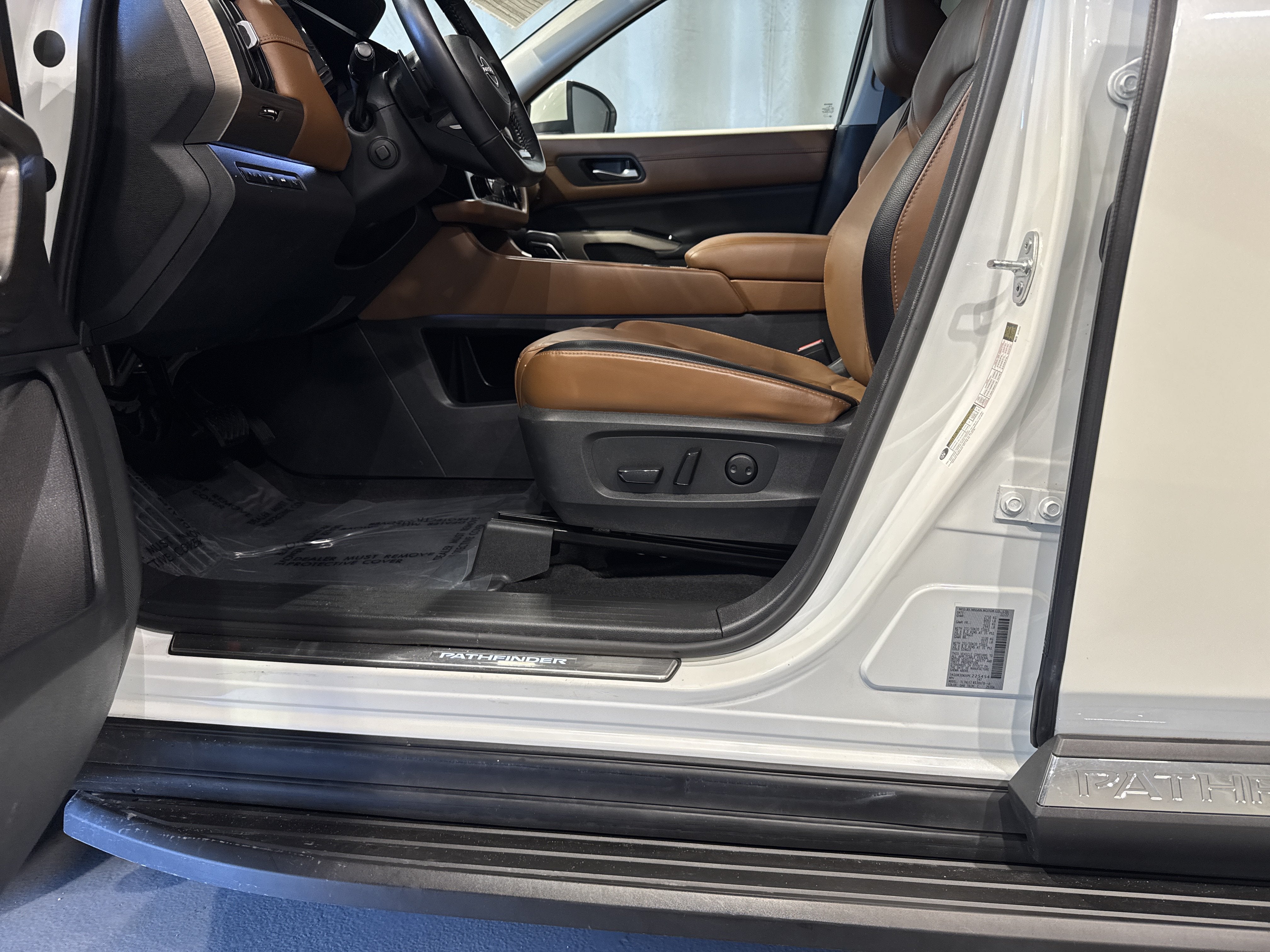 2023 Nissan Pathfinder Platinum W/Captain's Chairs