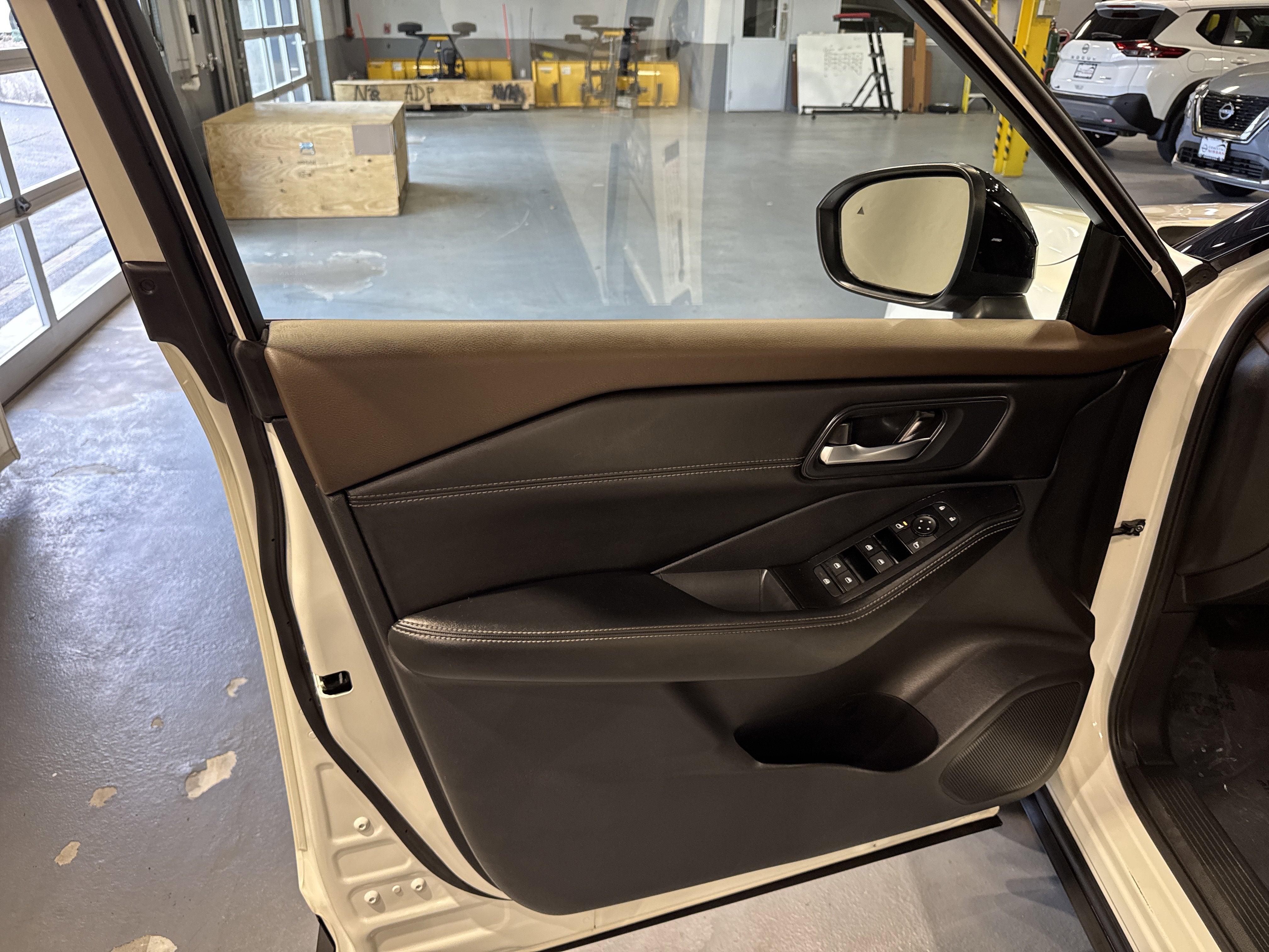 2023 Nissan Rogue SV W/Premium Package & Midnight Package