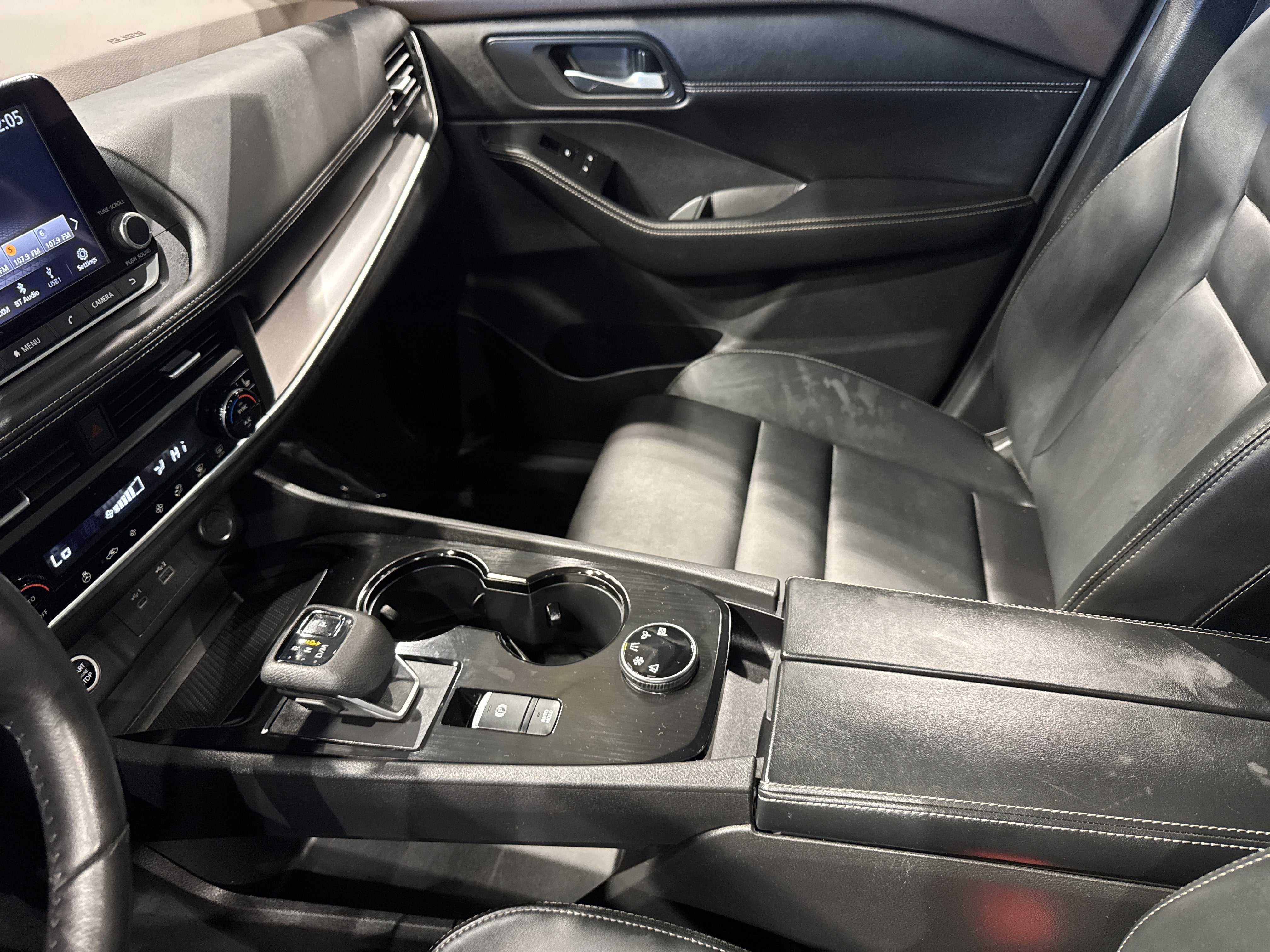 2023 Nissan Rogue SV W/Premium Package & Midnight Package