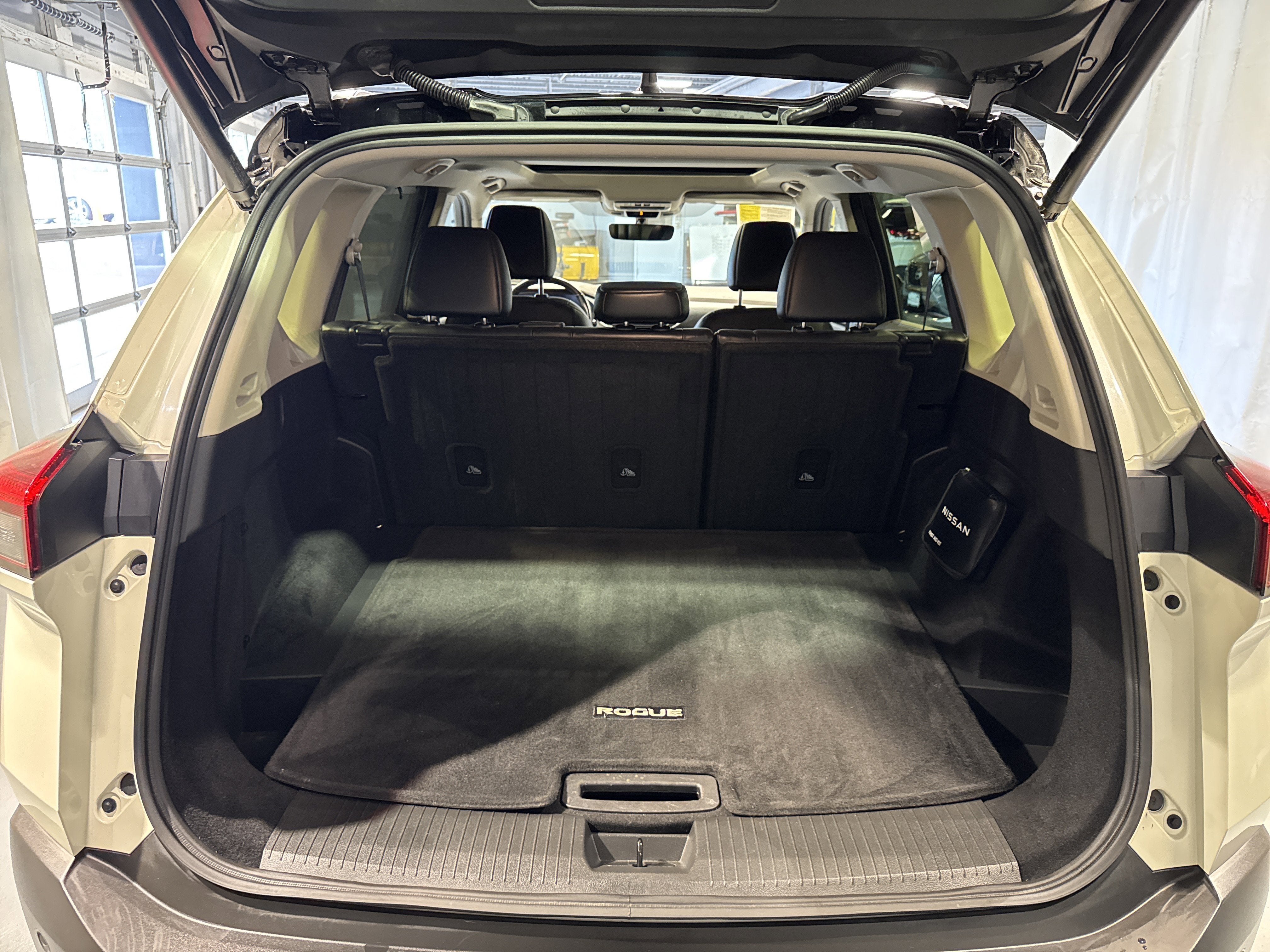 2023 Nissan Rogue SV W/Premium Package & Midnight Package