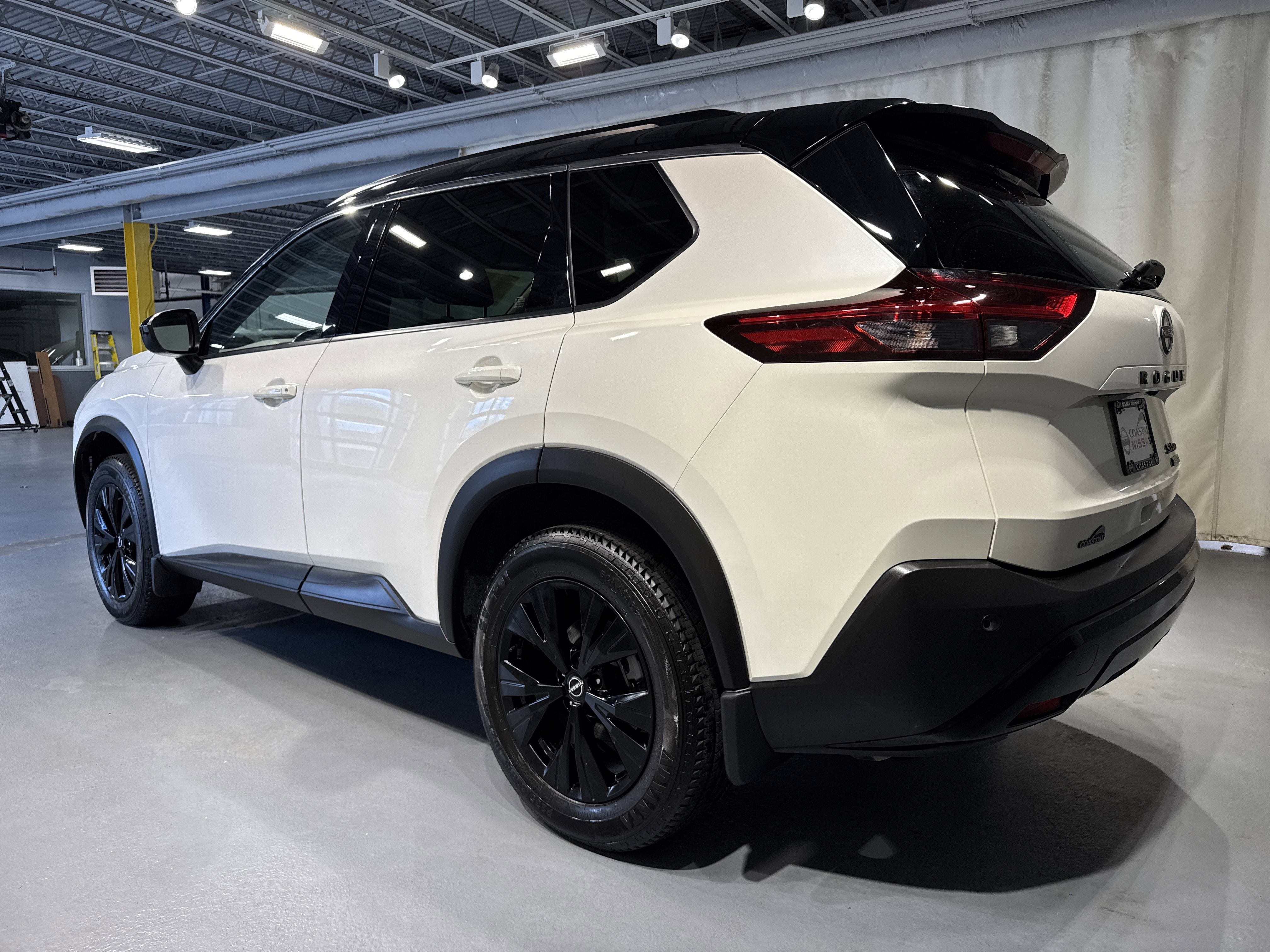 2023 Nissan Rogue SV W/Premium Package & Midnight Package