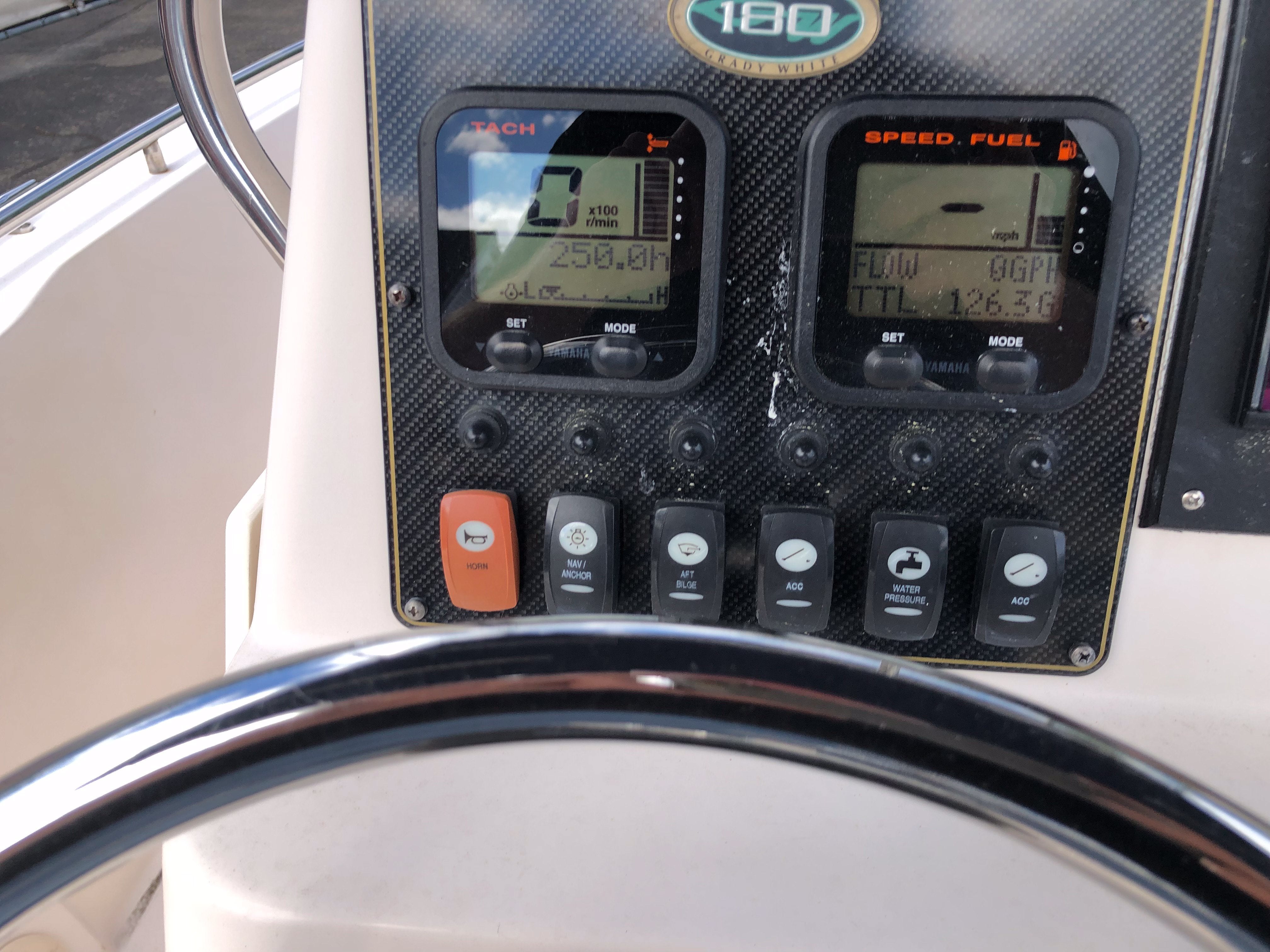 2011 GRADY WHITE 18 FISHERMAN Base