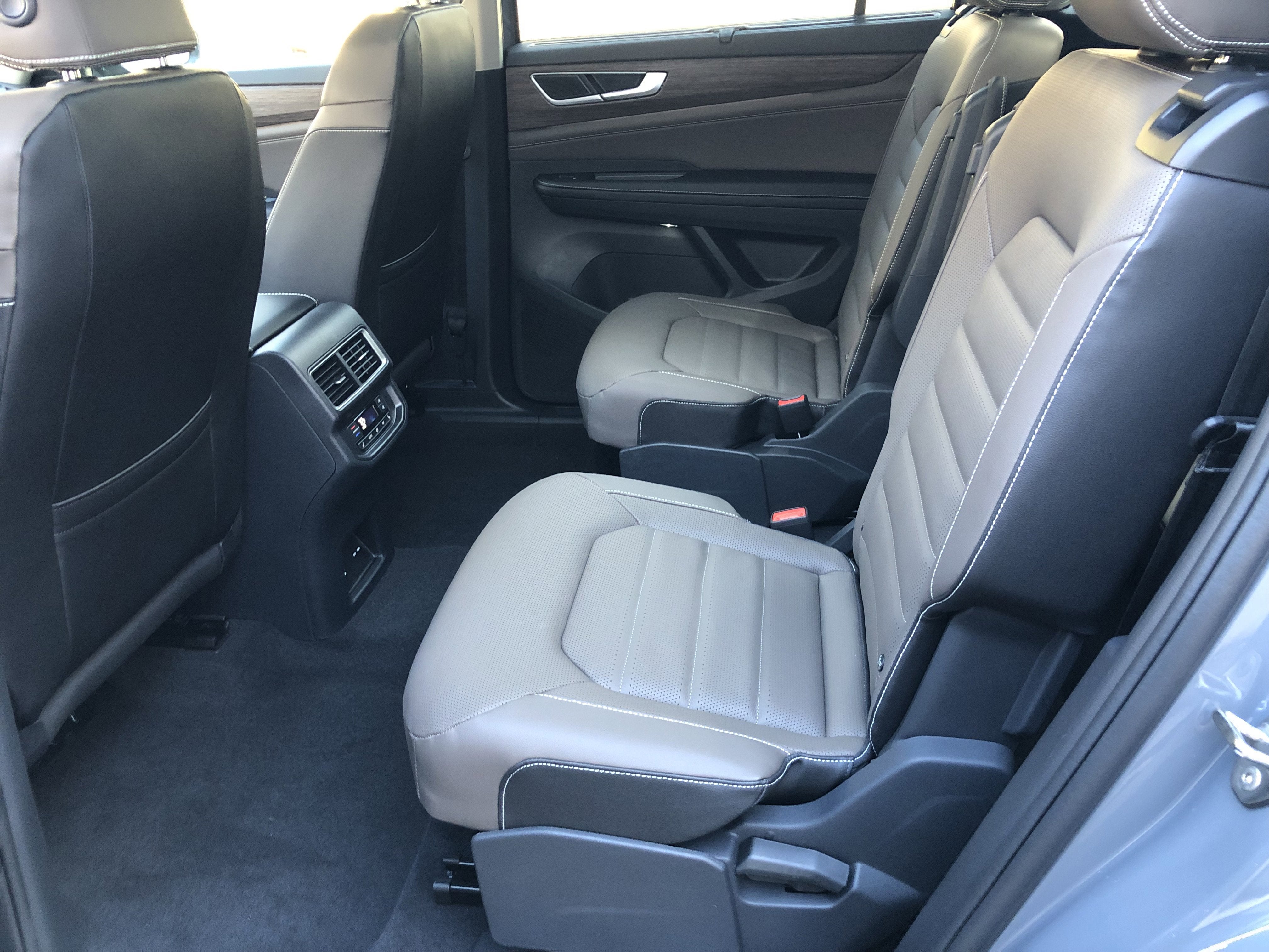 2026 Volkswagen Atlas 2.0T SEL w/captains chairs
