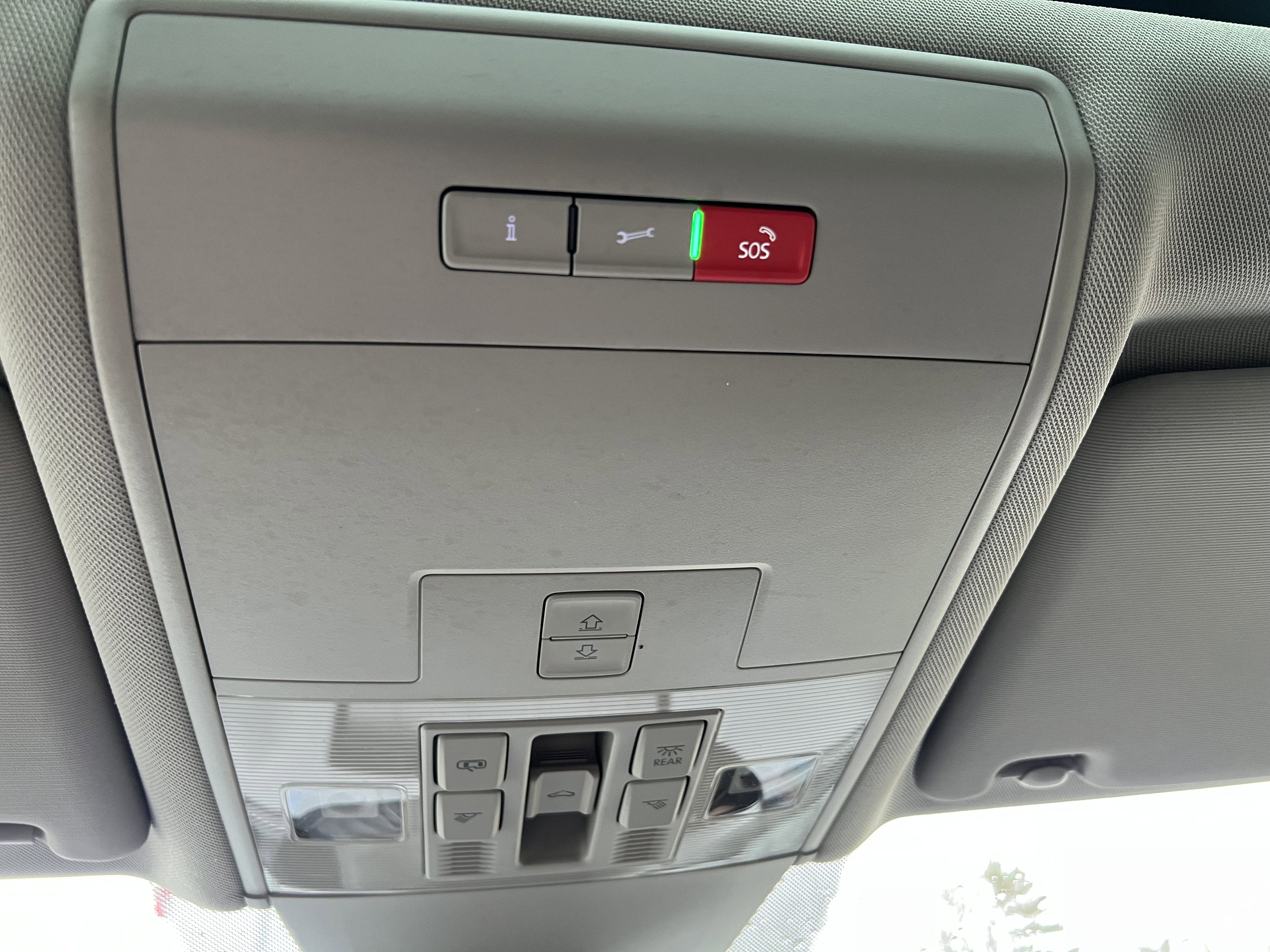 2023 Volkswagen Atlas 3.6L V6 SEL w/captains chairs