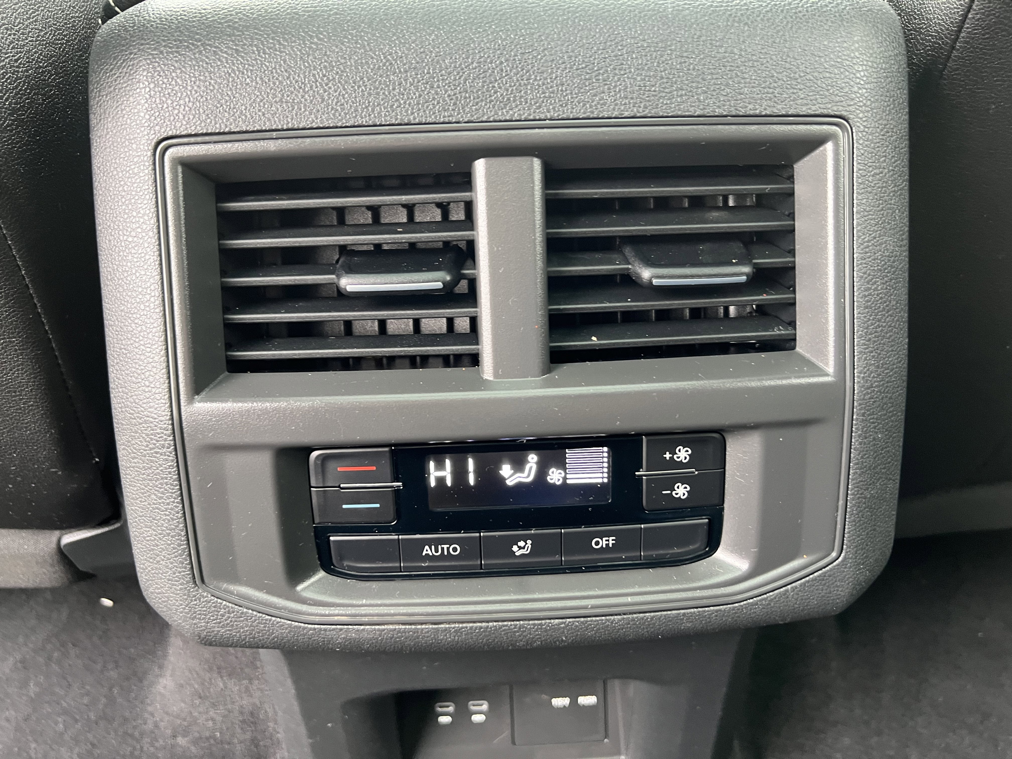 2023 Volkswagen Atlas 3.6L V6 SEL w/captains chairs