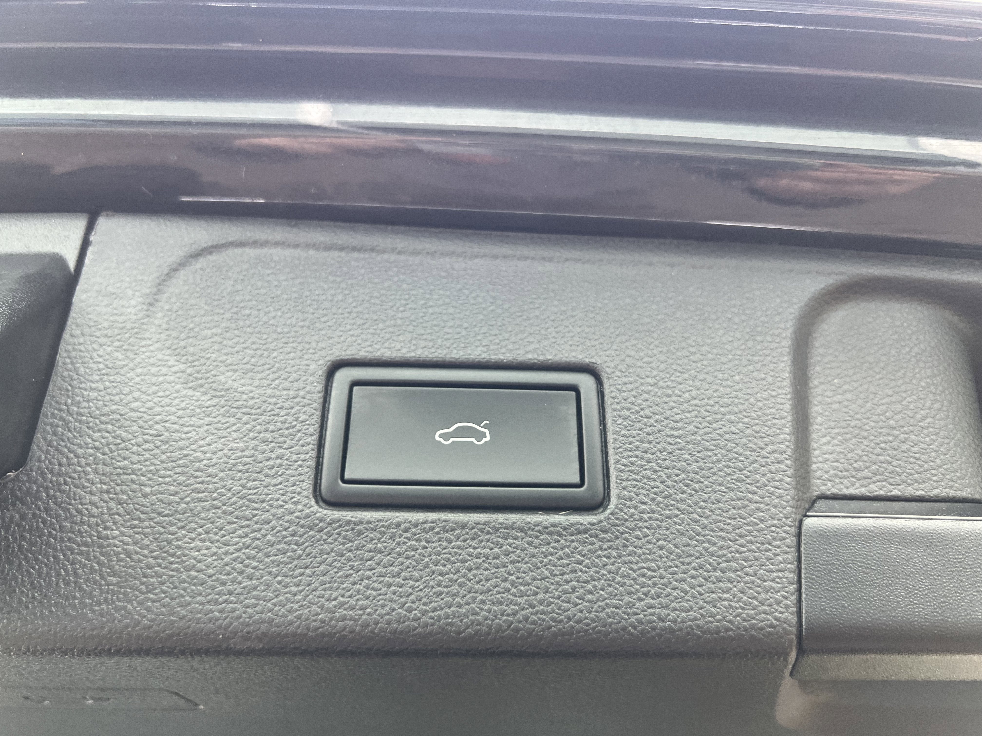 2023 Volkswagen Atlas 3.6L V6 SEL w/captains chairs