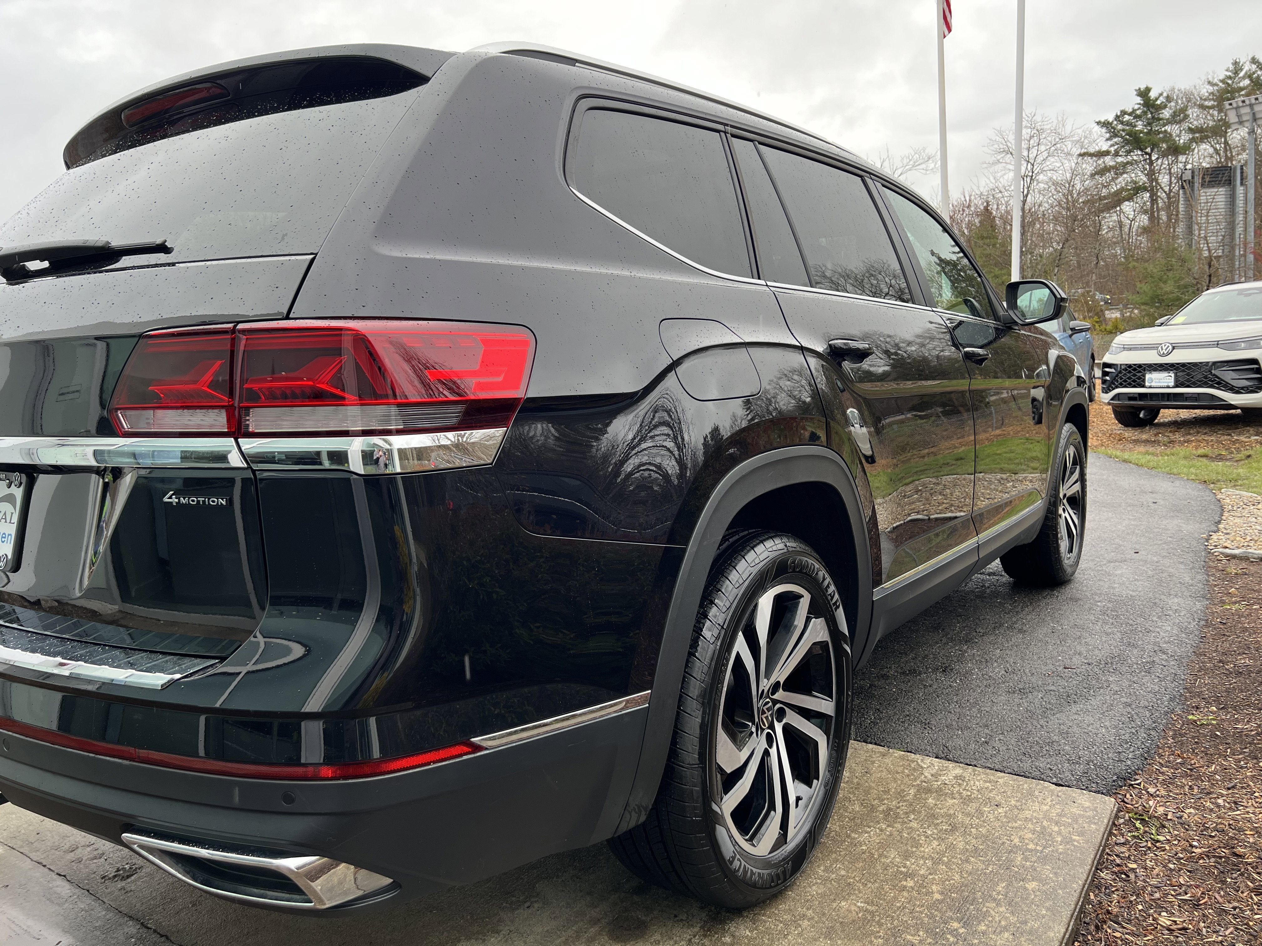 2023 Volkswagen Atlas 3.6L V6 SEL w/captains chairs