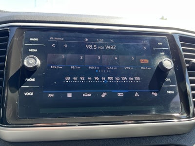 2023 Volkswagen Atlas 3.6L V6 SEL w/captains chairs