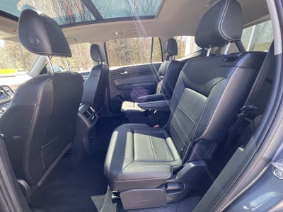2023 Volkswagen Atlas 3.6L V6 SEL w/captains chairs