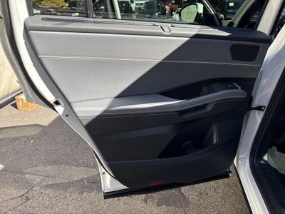 2027 Volkswagen Atlas SEL R-Line w/captains chairs
