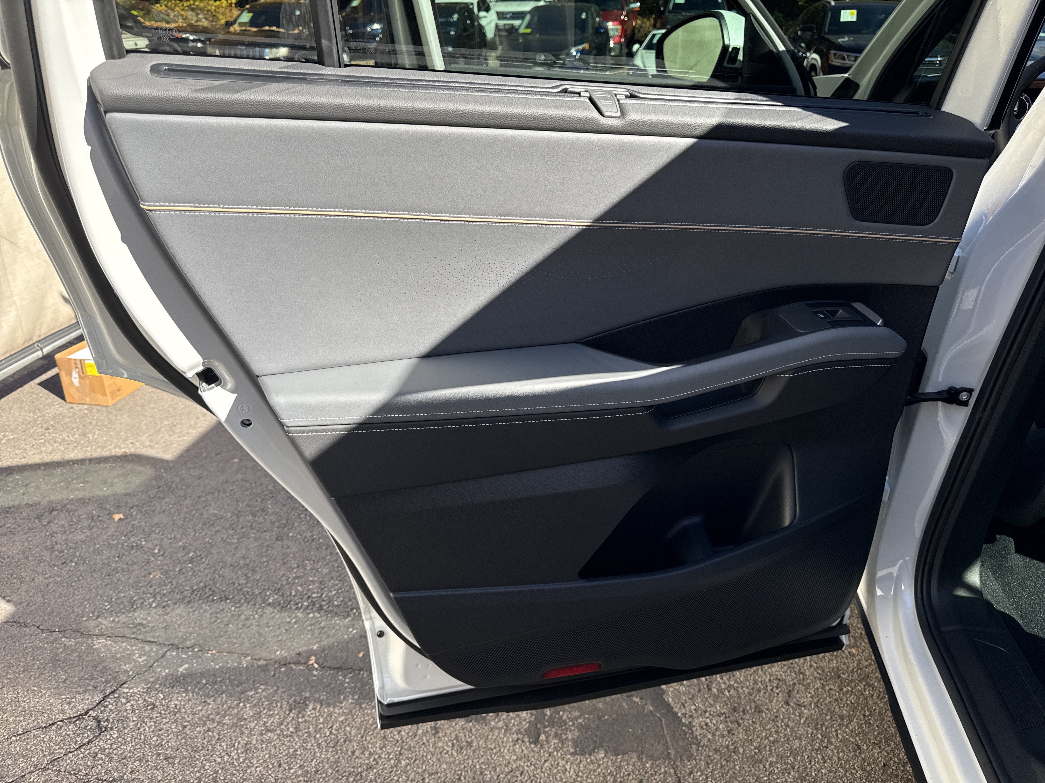 2027 Volkswagen Atlas SEL R-Line w/captains chairs