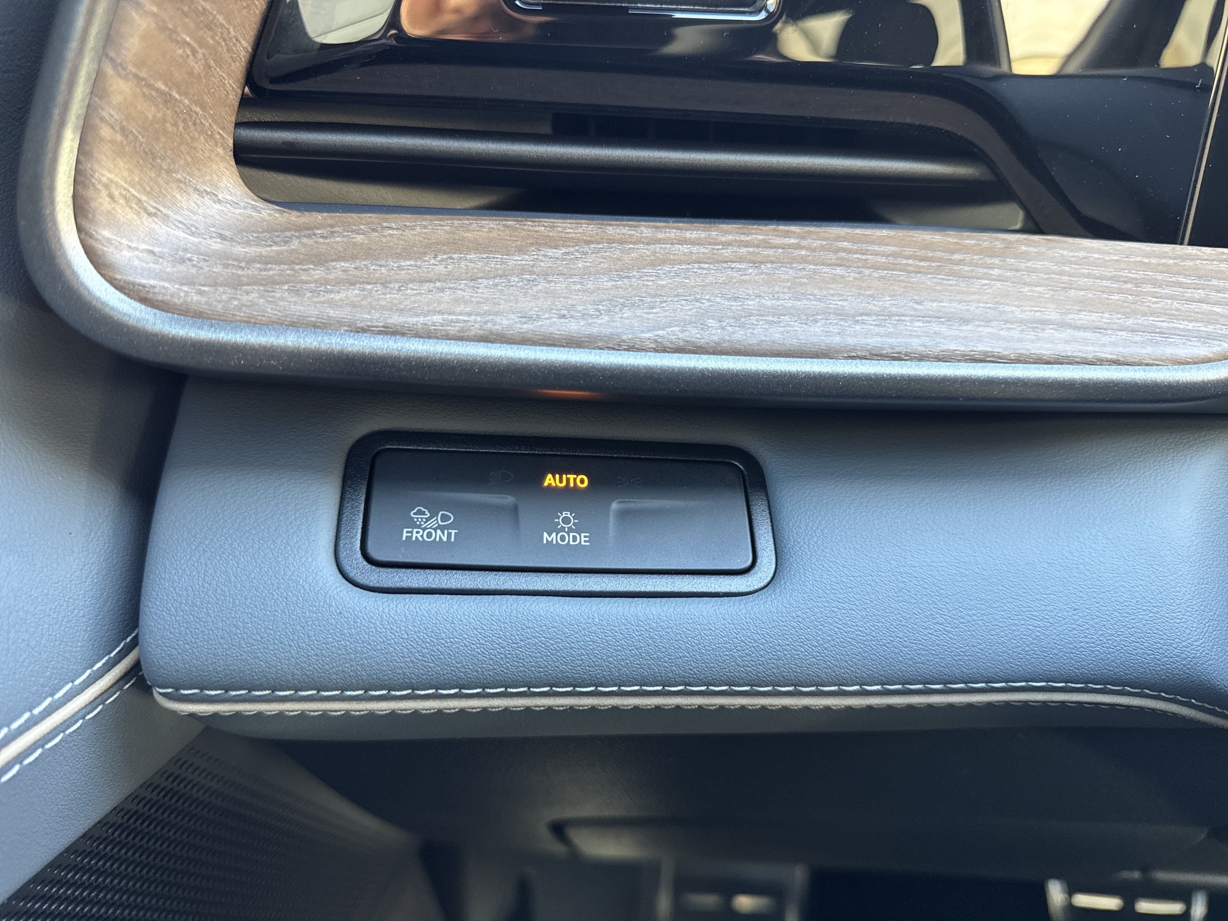 2027 Volkswagen Atlas SEL R-Line w/captains chairs