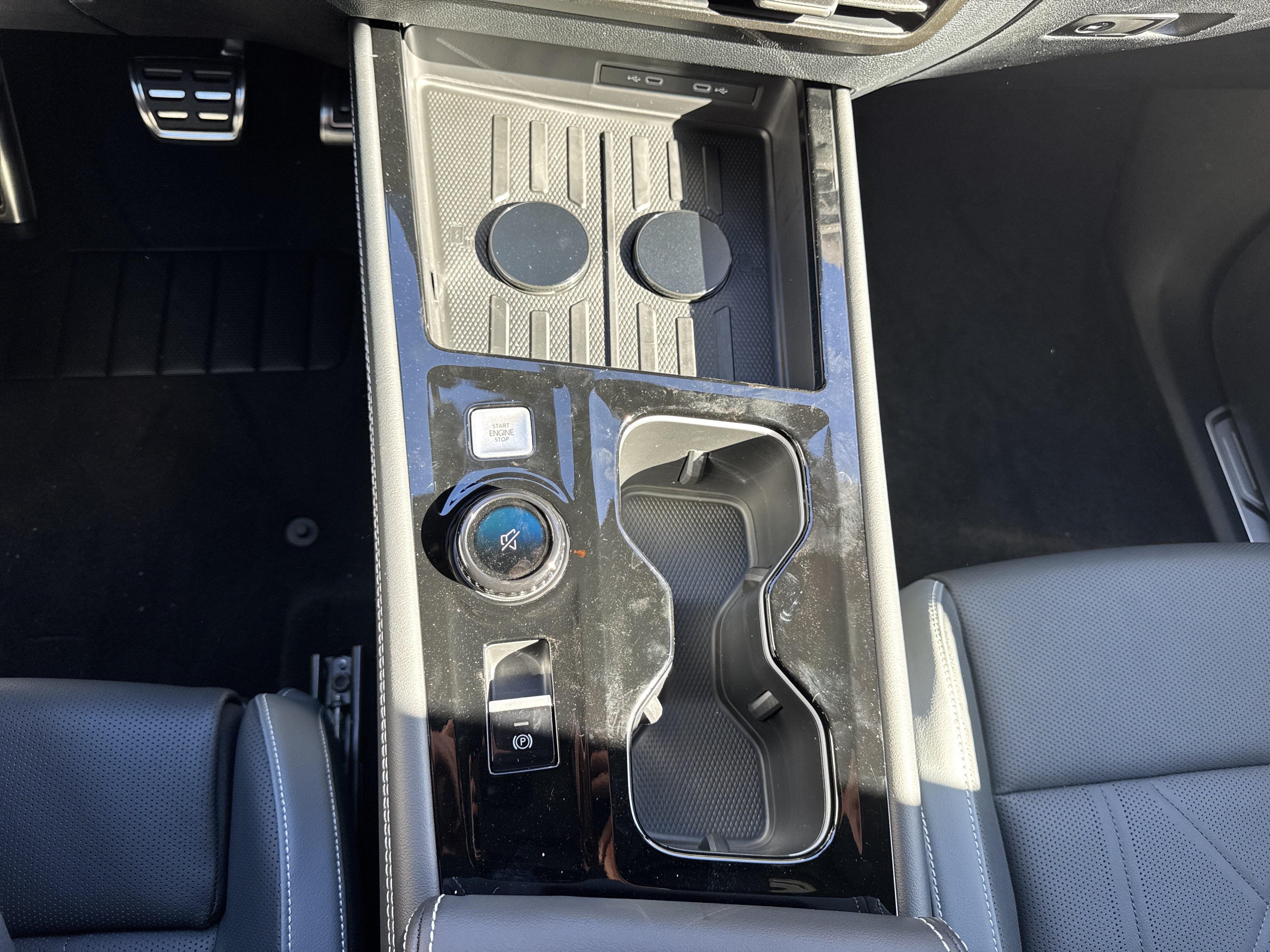 2027 Volkswagen Atlas SEL R-Line w/captains chairs