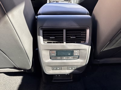 2027 Volkswagen Atlas SEL R-Line w/captains chairs