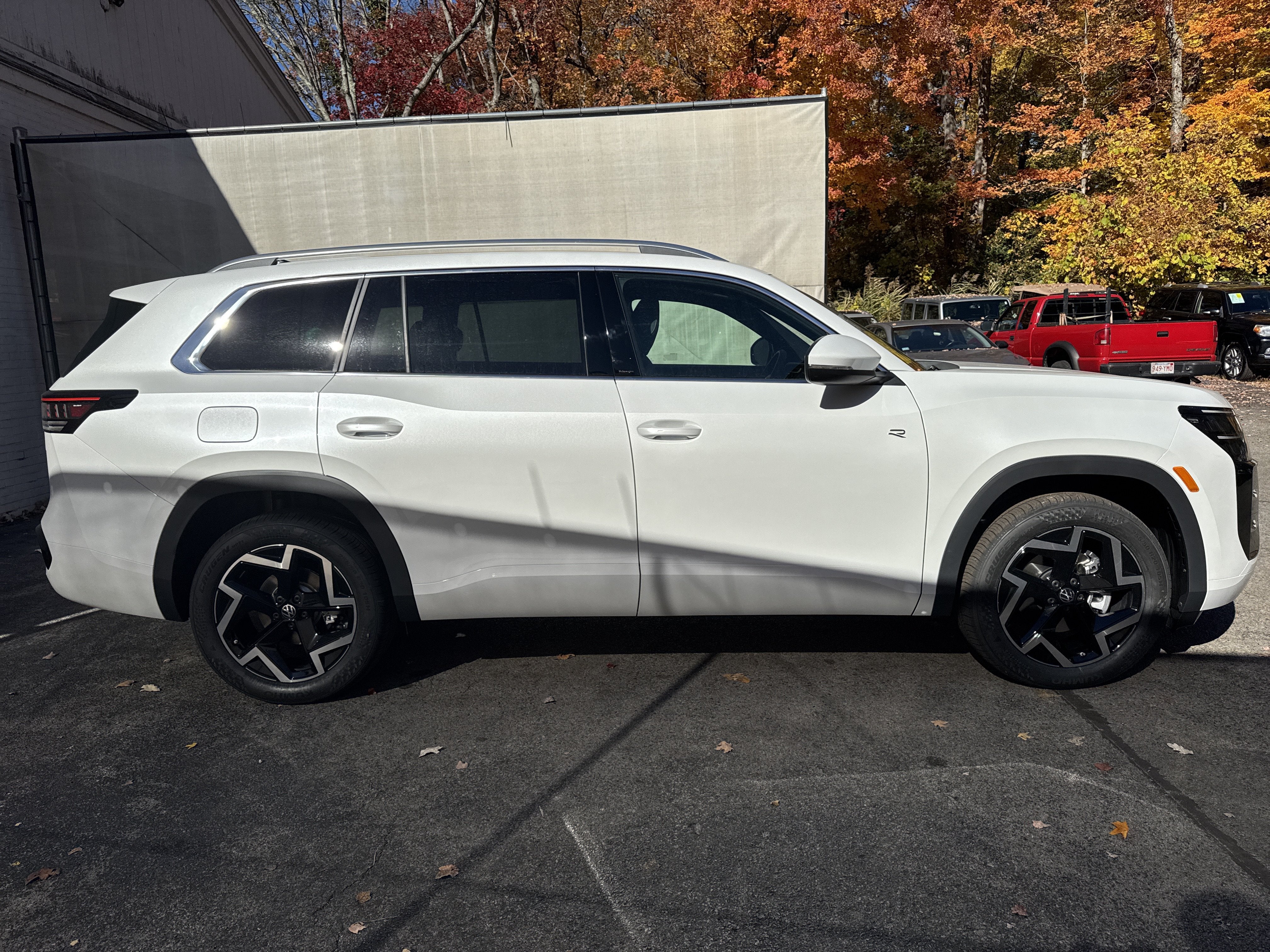 2027 Volkswagen Atlas SEL R-Line w/captains chairs