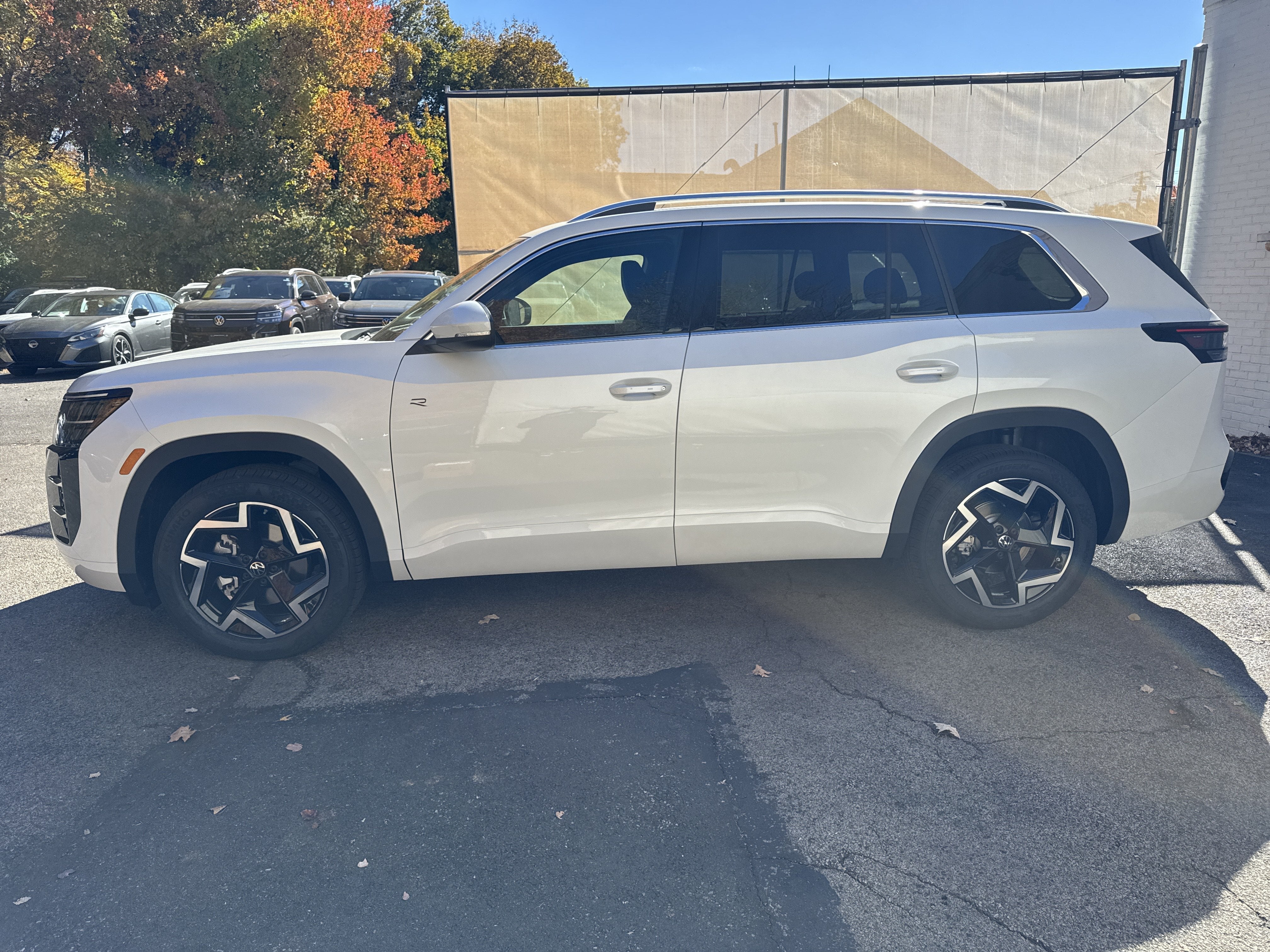 2027 Volkswagen Atlas SEL R-Line w/captains chairs