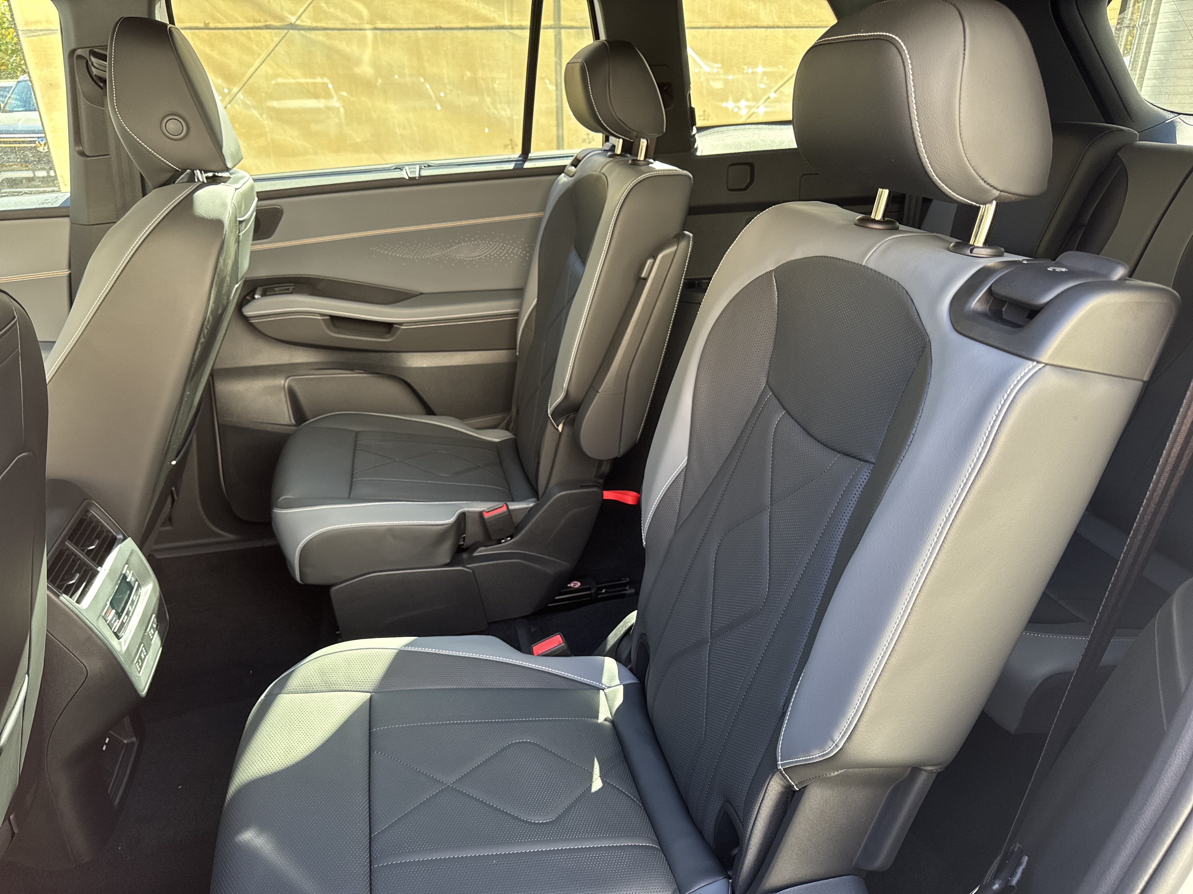 2027 Volkswagen Atlas SEL R-Line w/captains chairs