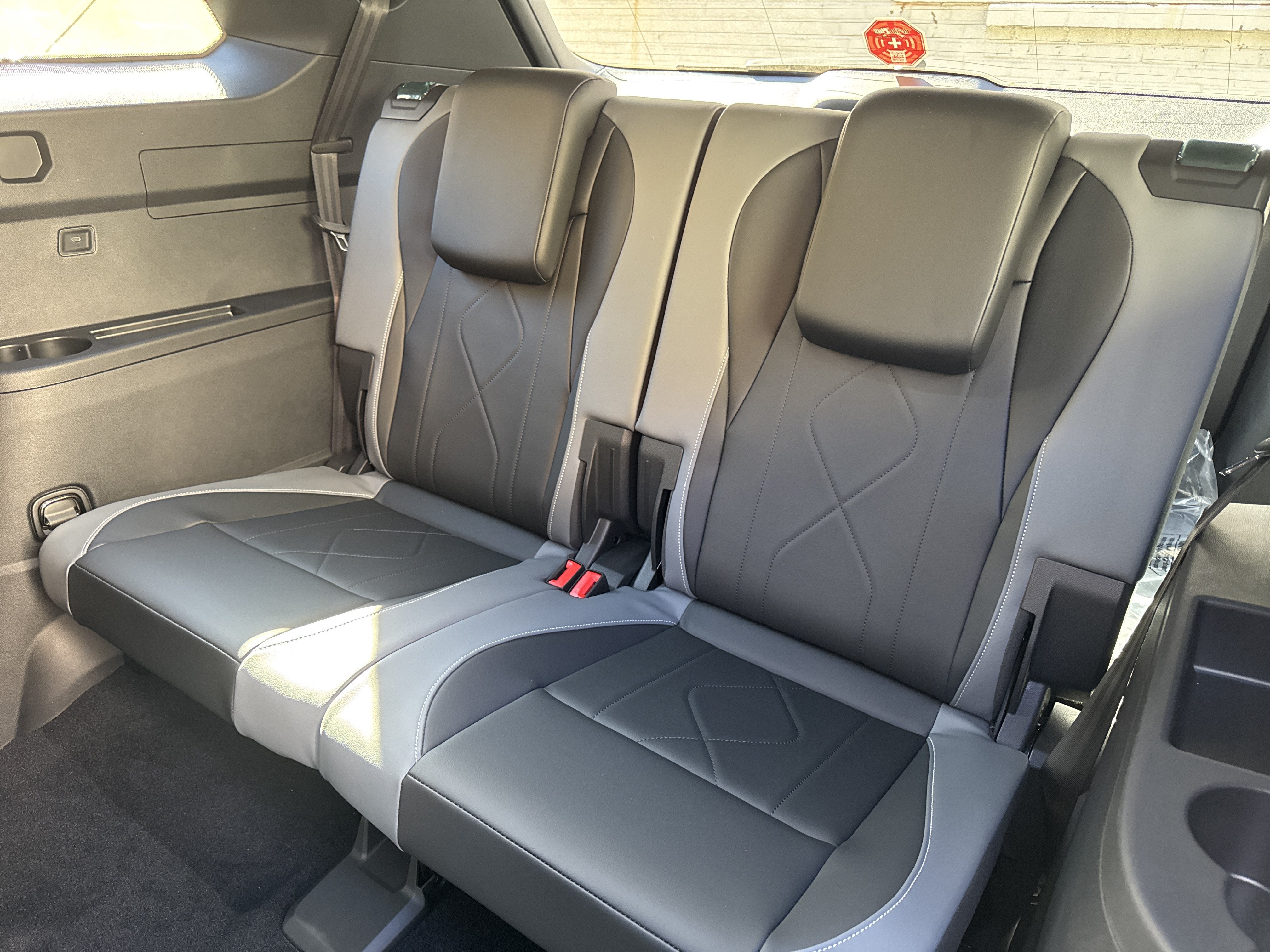 2027 Volkswagen Atlas SEL R-Line w/captains chairs