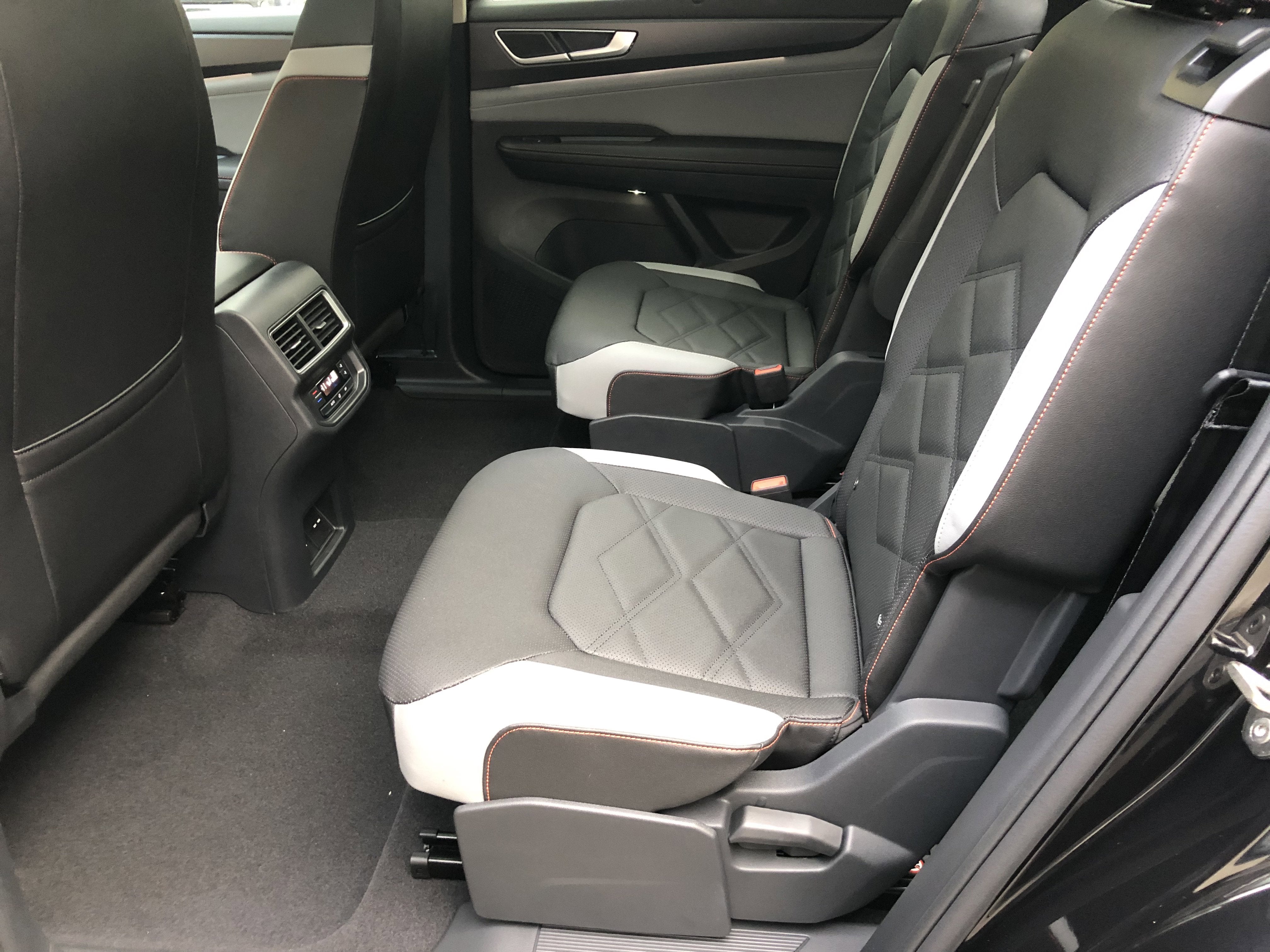 2026 Volkswagen Atlas 2.0T Peak Edition w/captains chairs