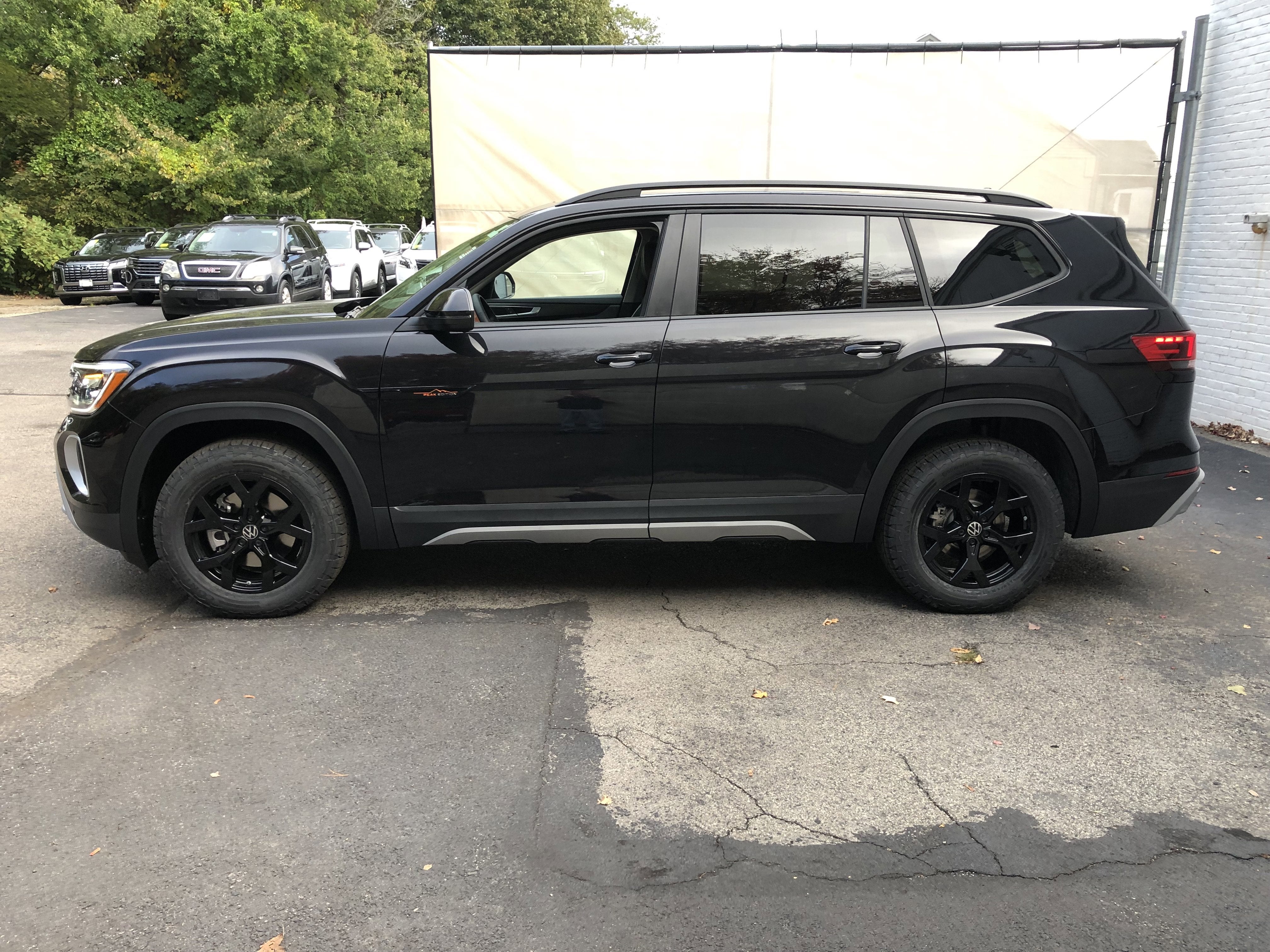 2026 Volkswagen Atlas 2.0T Peak Edition w/captains chairs