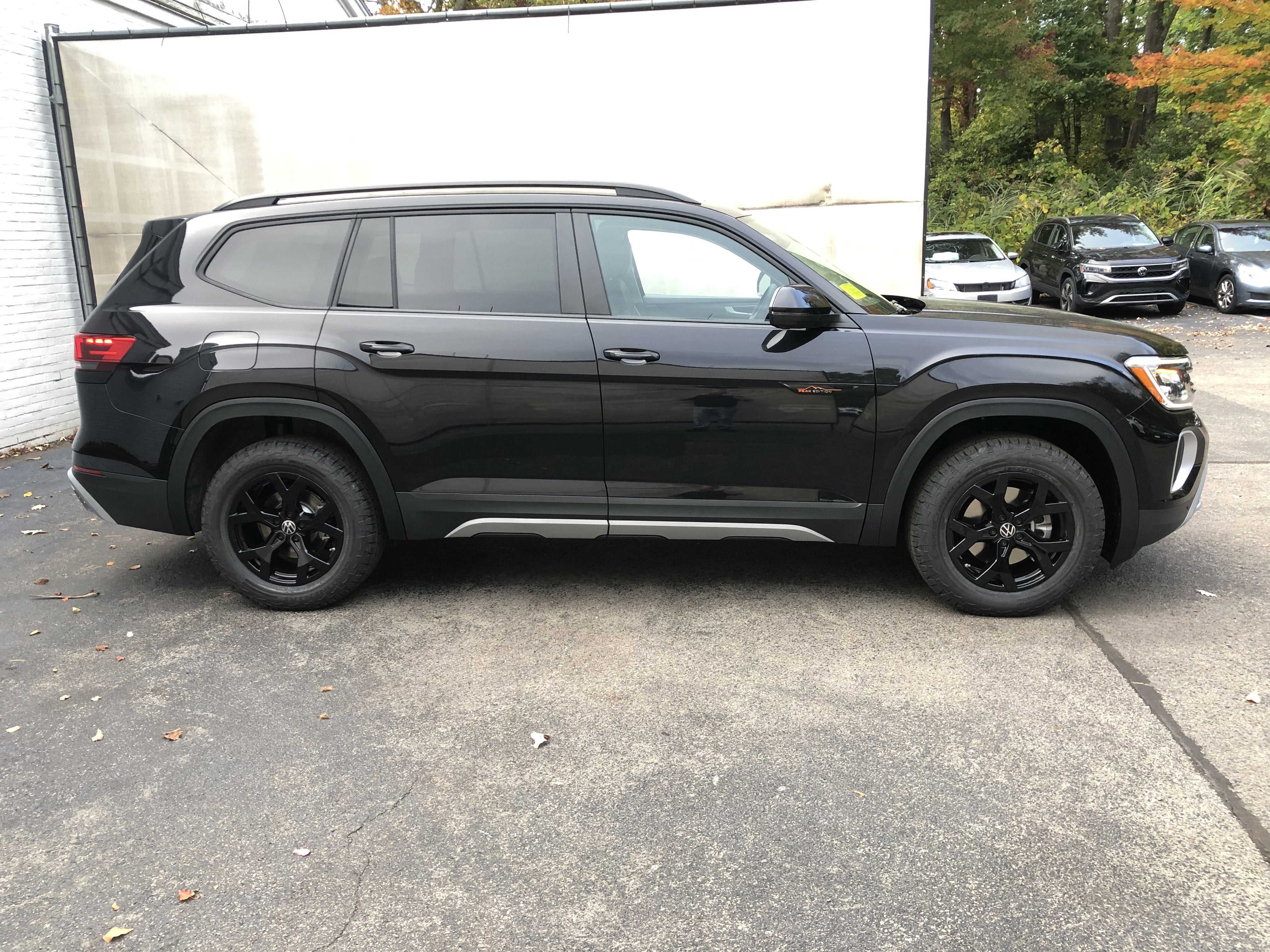 2026 Volkswagen Atlas 2.0T Peak Edition w/captains chairs