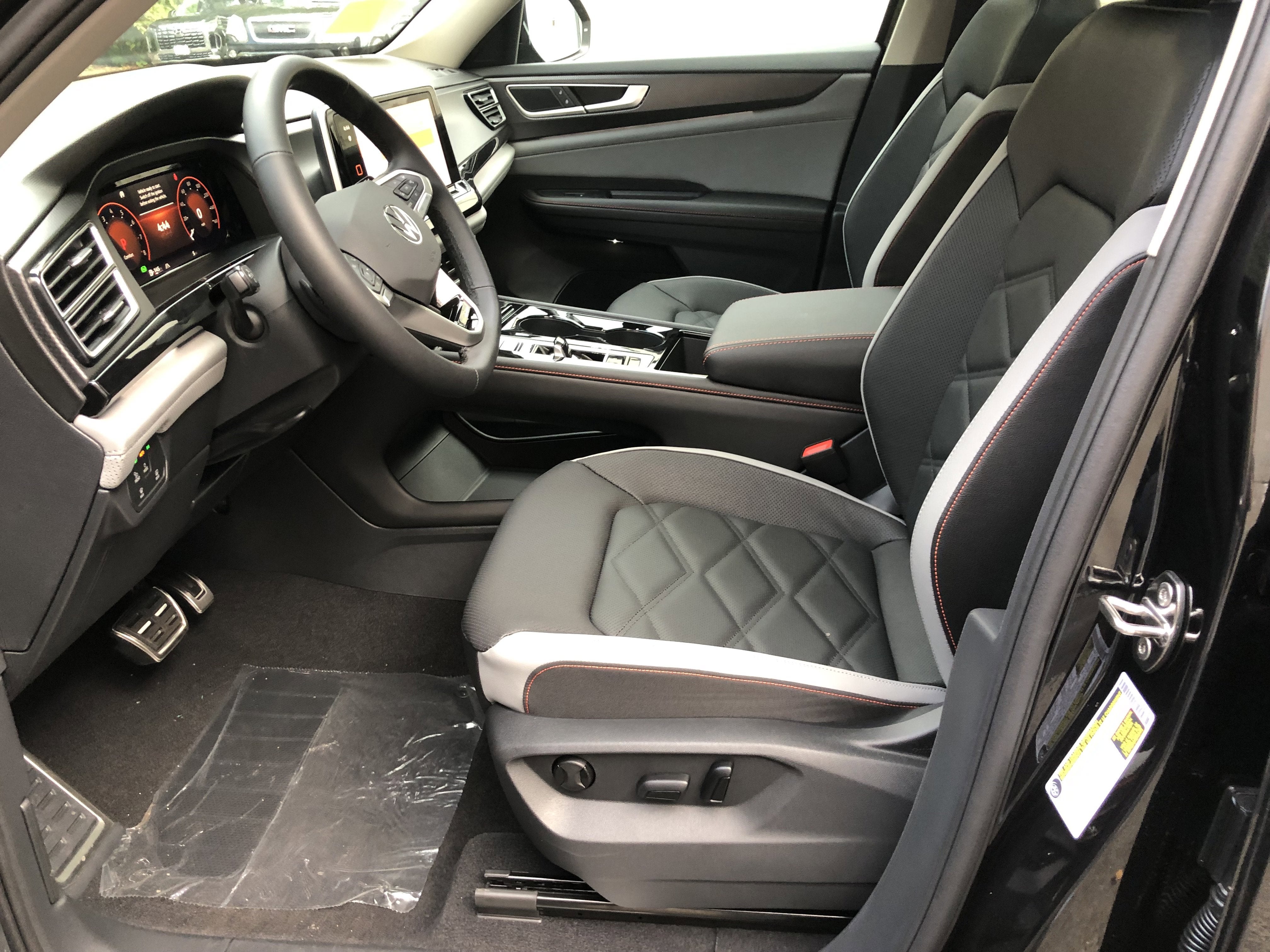 2026 Volkswagen Atlas 2.0T Peak Edition w/captains chairs