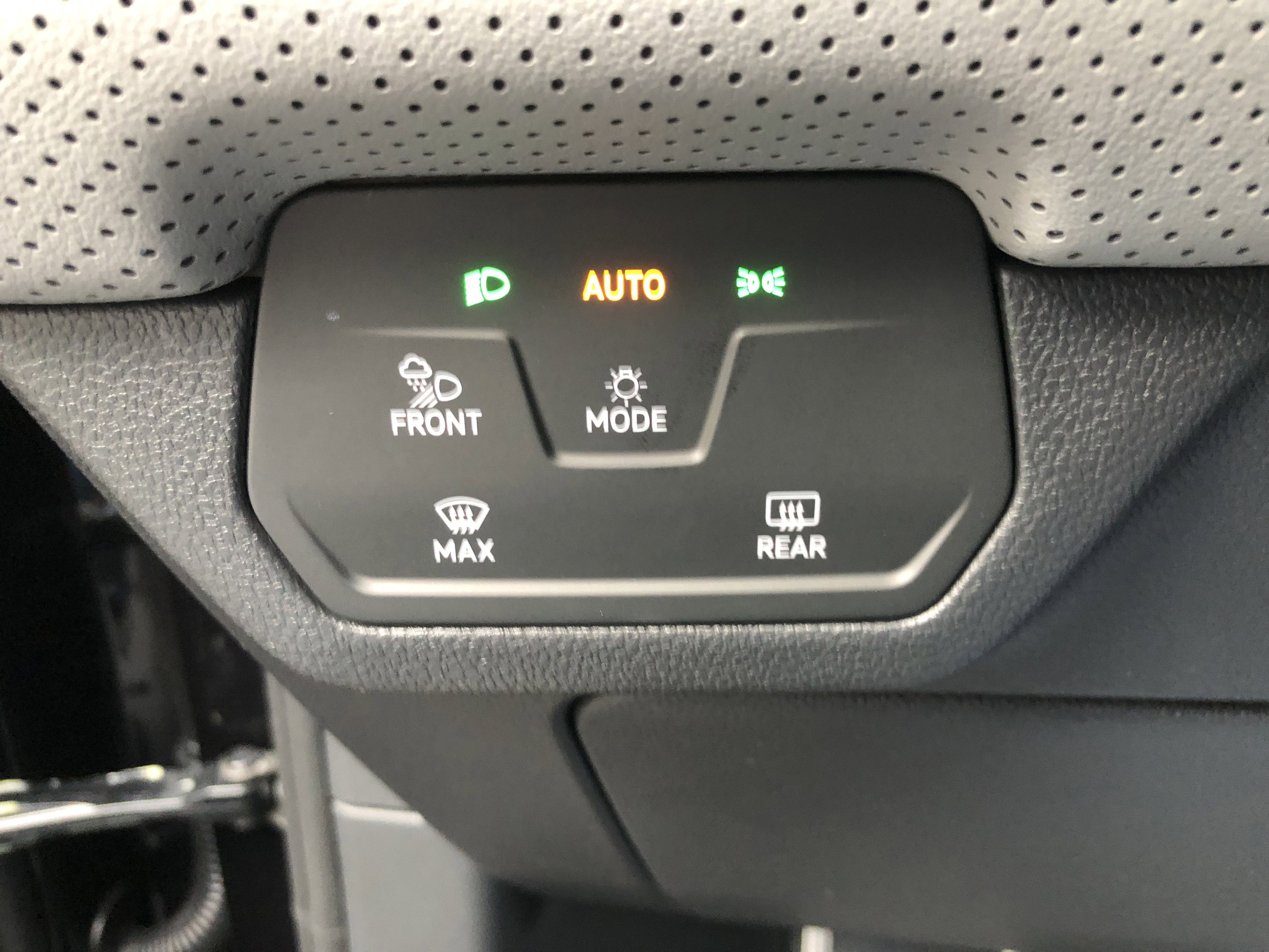 2026 Volkswagen Atlas 2.0T Peak Edition w/captains chairs