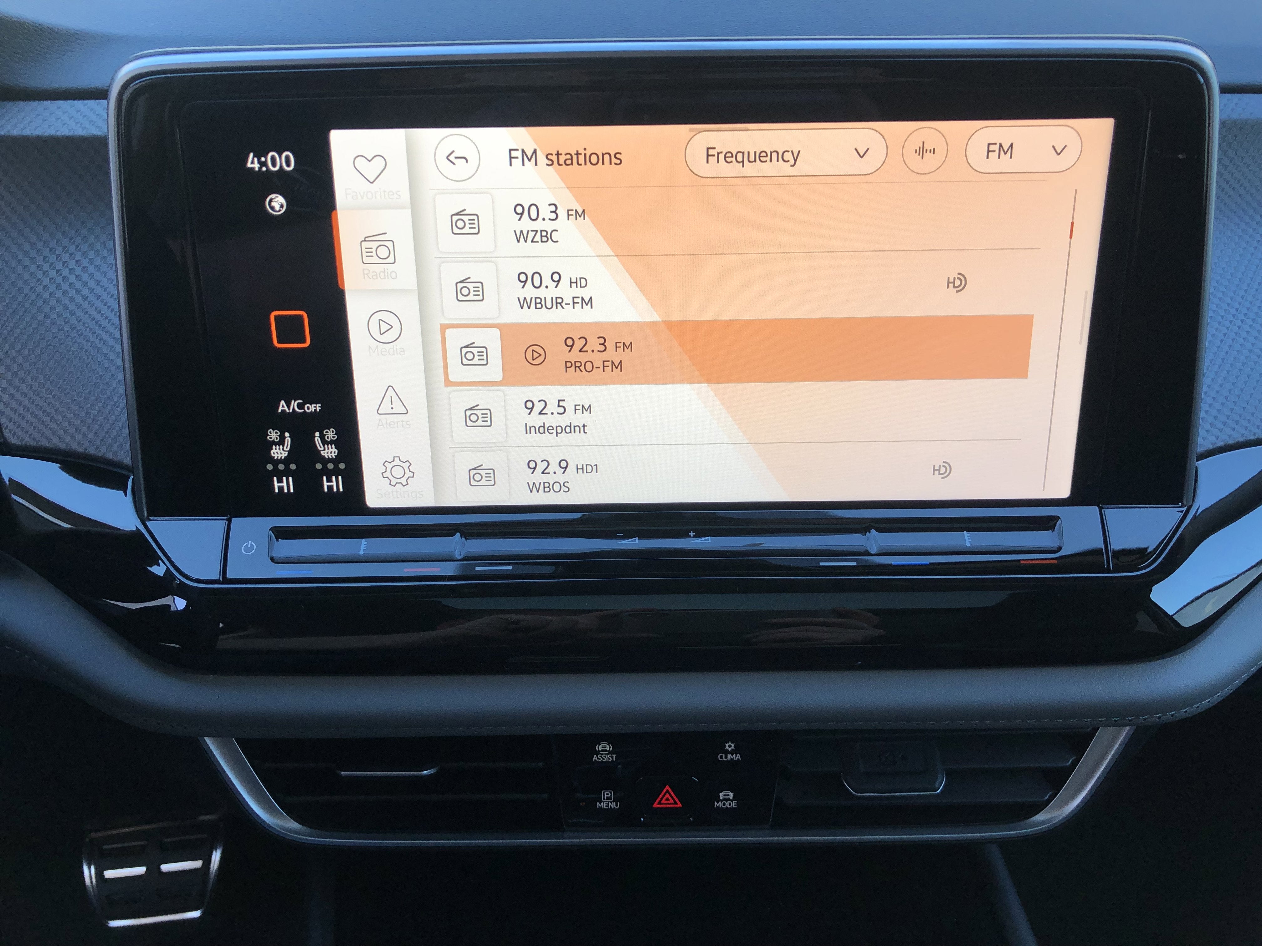 2026 Volkswagen Atlas 2.0T Peak Edition w/captains chairs