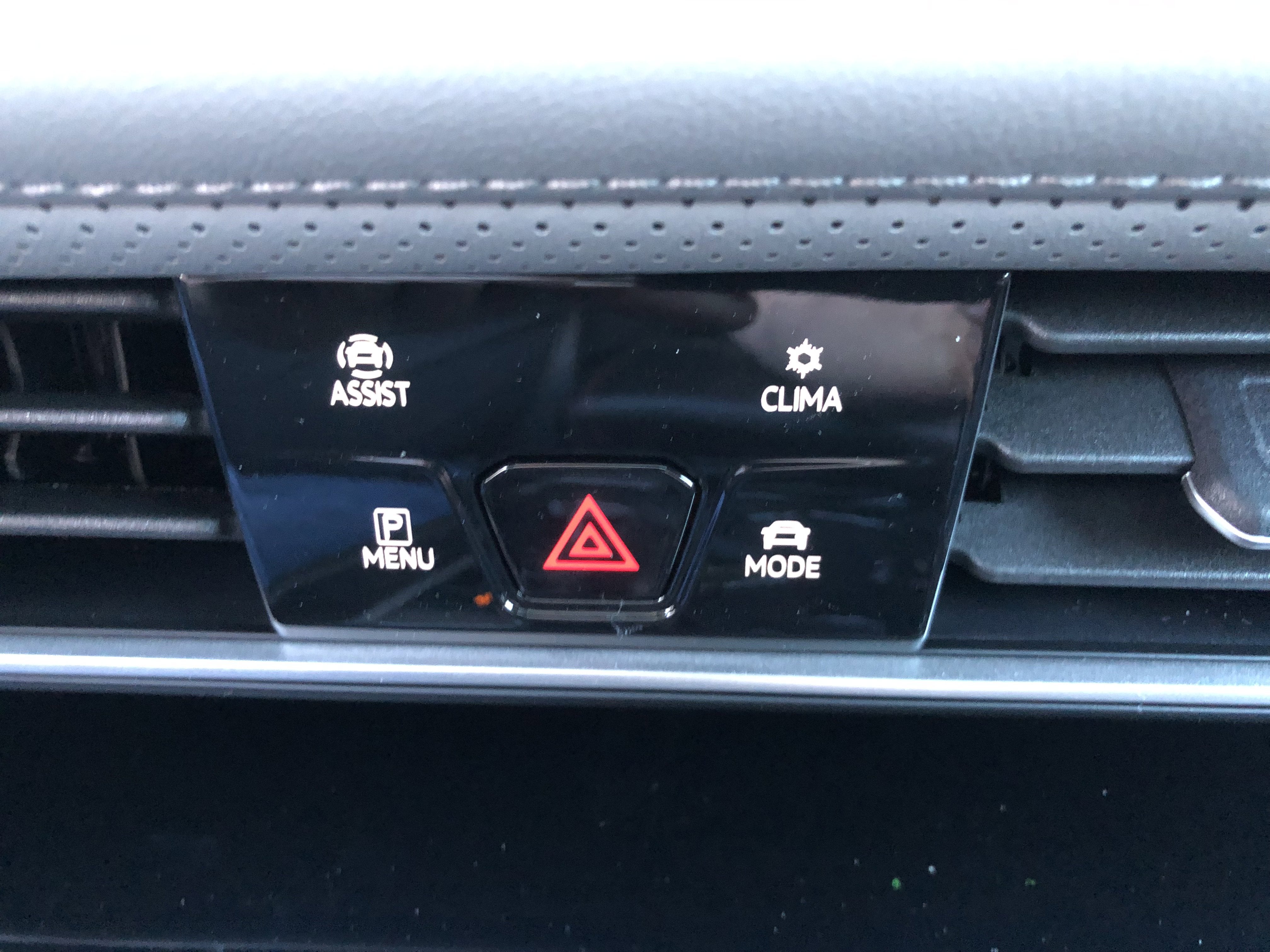 2026 Volkswagen Atlas 2.0T Peak Edition w/captains chairs