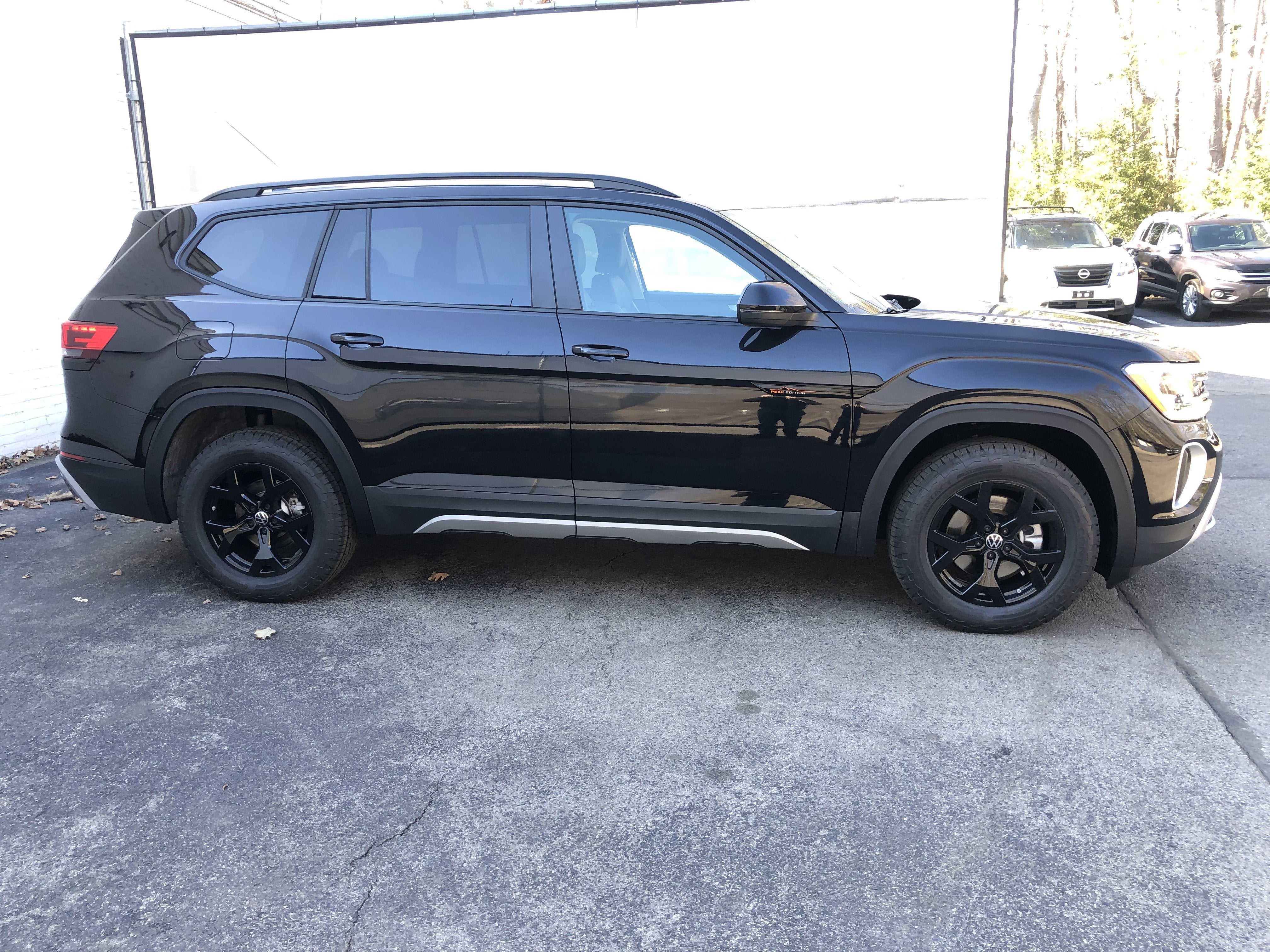 2026 Volkswagen Atlas 2.0T Peak Edition w/captains chairs