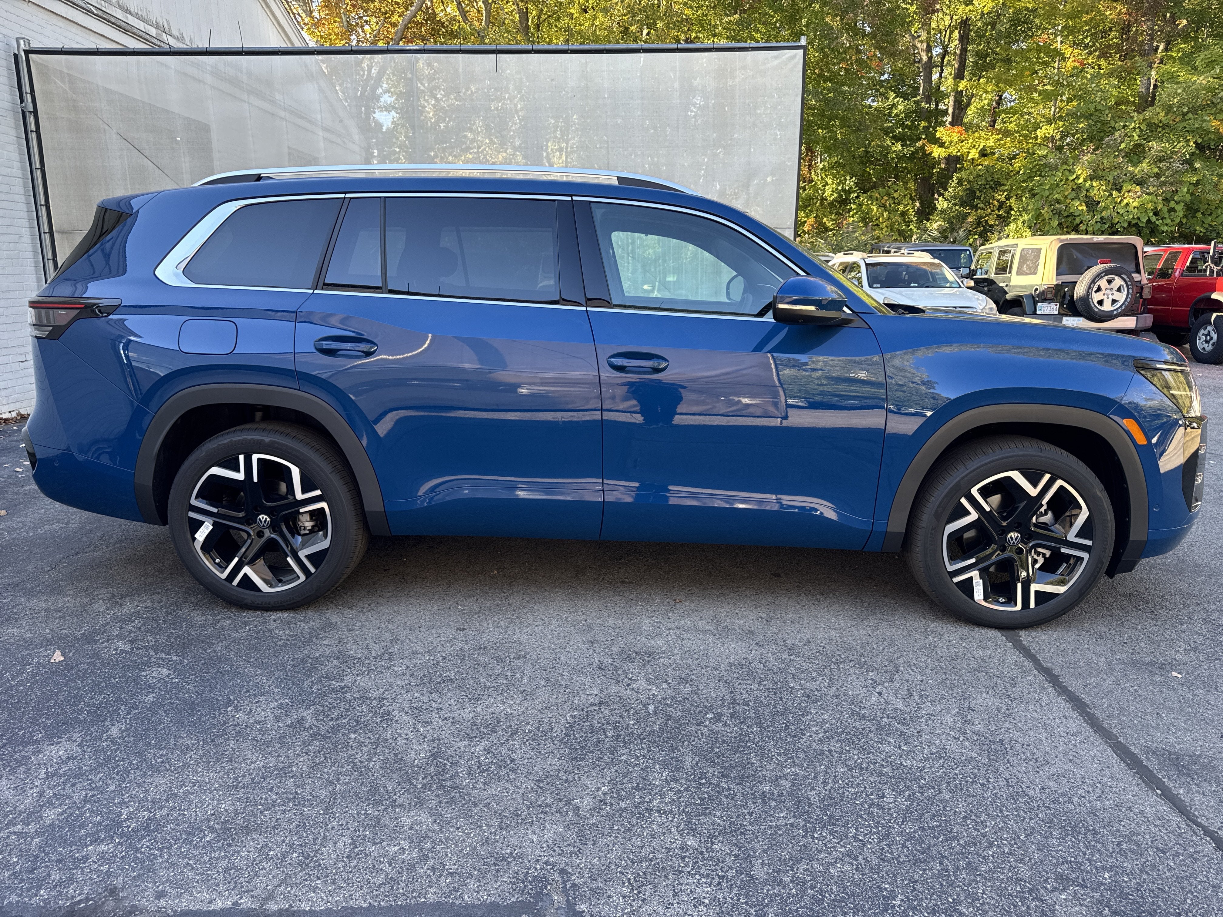 2027 Volkswagen Atlas SEL Premium R-Line w/captains chairs