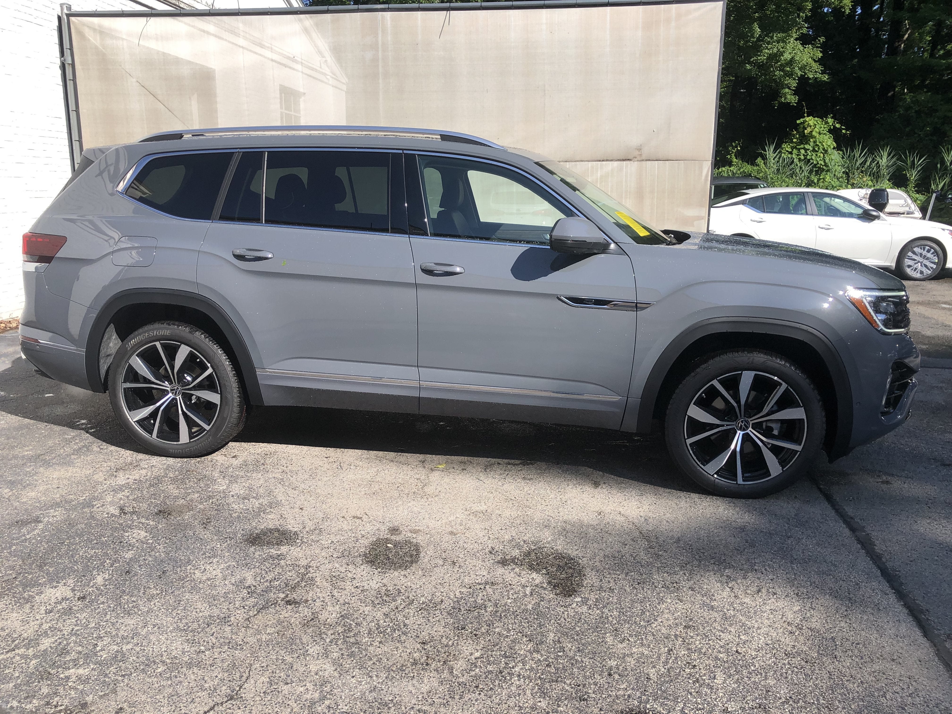 2026 Volkswagen Atlas 2.0T SEL Premium R-Line w/captains chairs