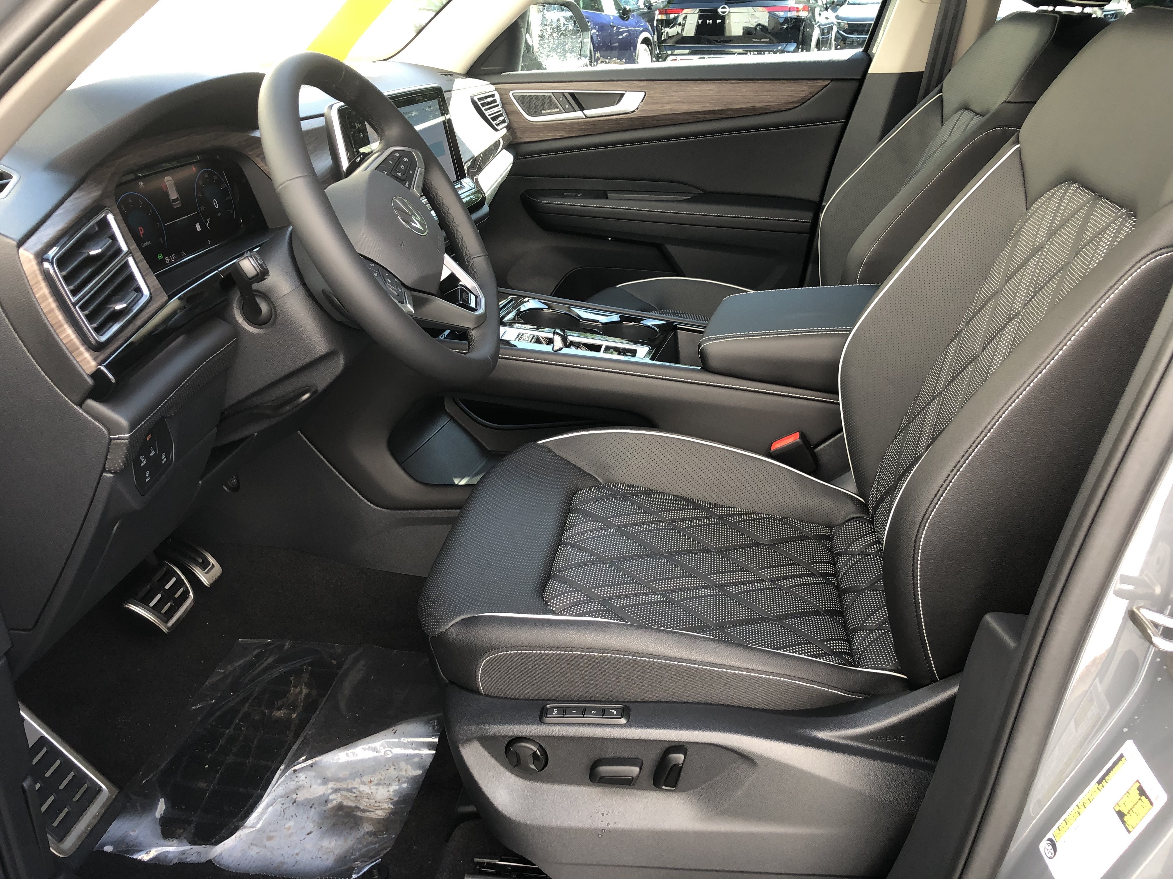 2026 Volkswagen Atlas 2.0T SEL Premium R-Line w/captains chairs