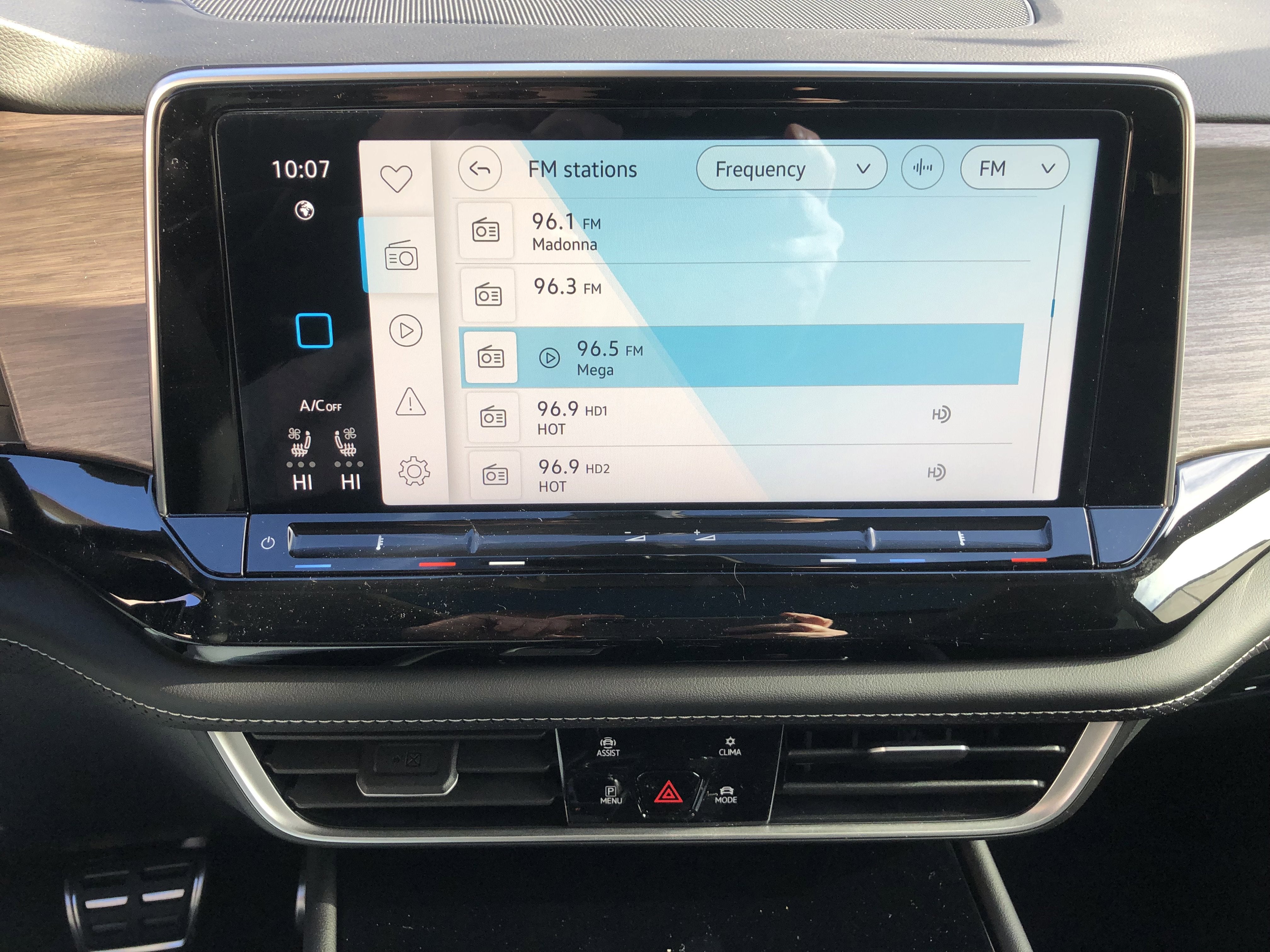 2026 Volkswagen Atlas 2.0T SEL Premium R-Line w/captains chairs