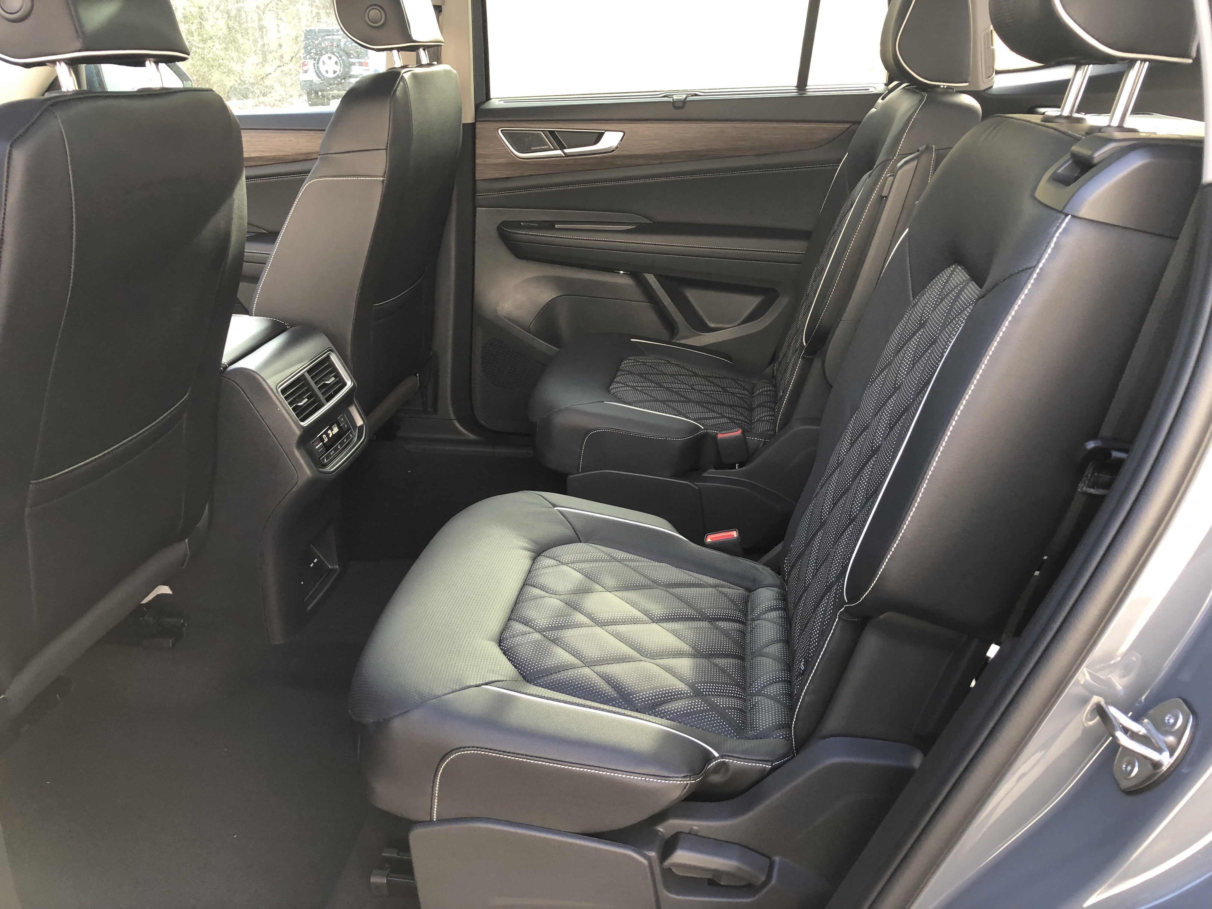 2026 Volkswagen Atlas 2.0T SEL Premium R-Line w/captains chairs