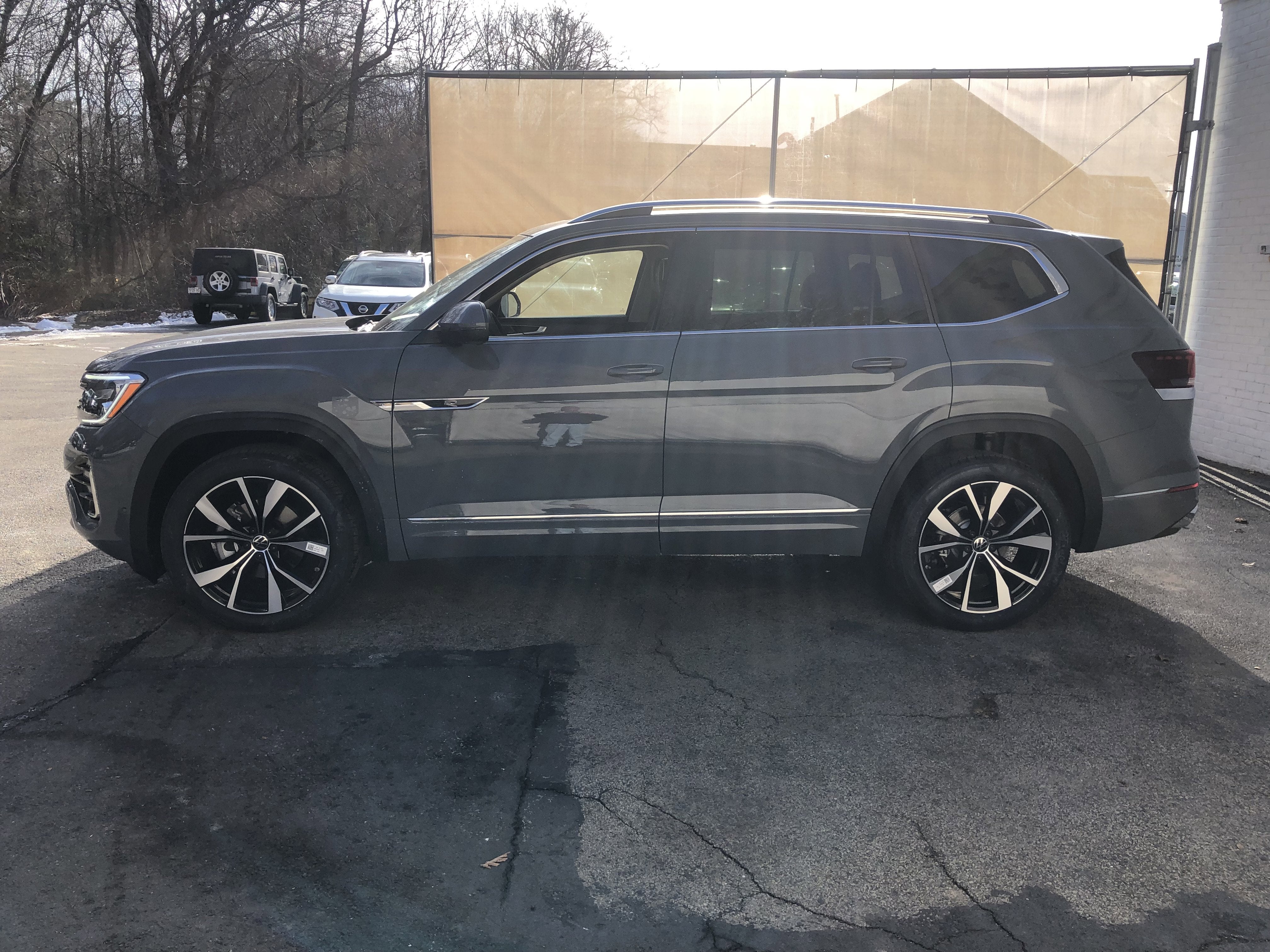 2026 Volkswagen Atlas 2.0T SEL Premium R-Line w/captains chairs