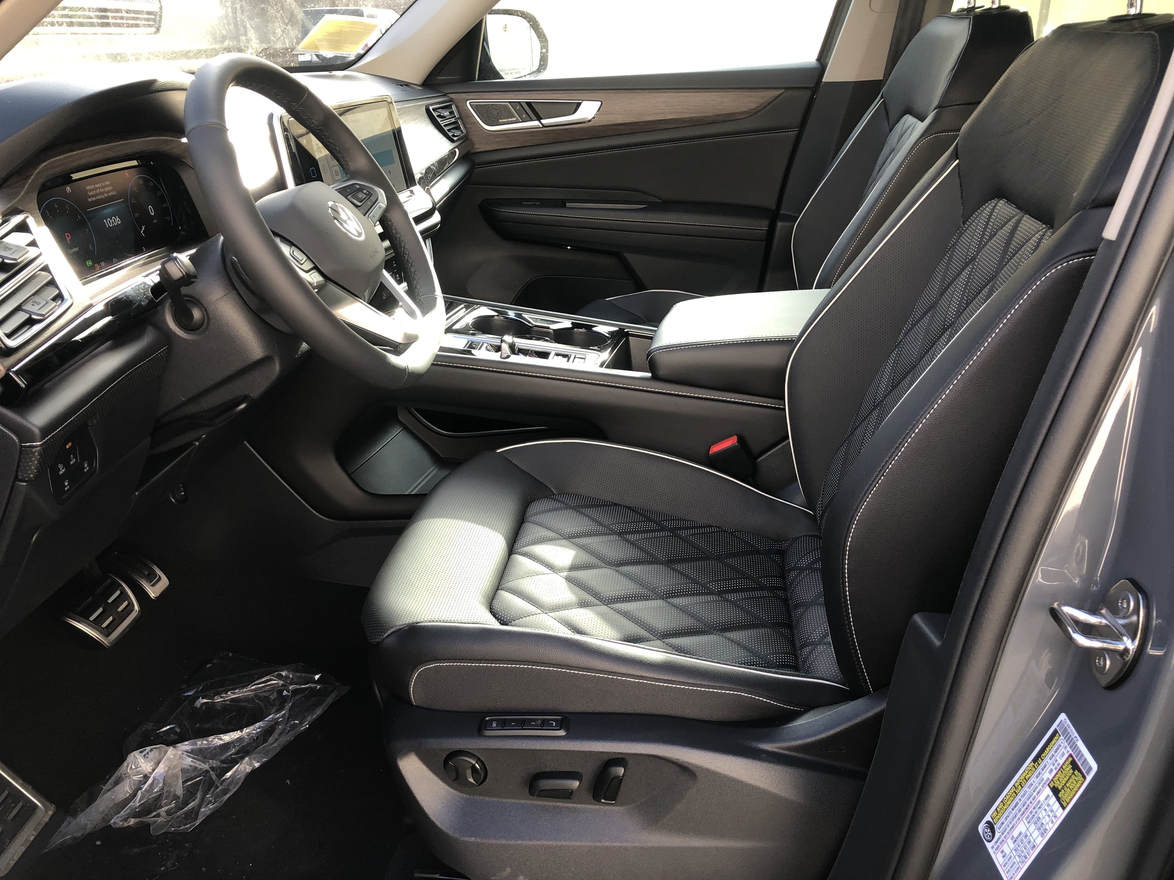 2026 Volkswagen Atlas 2.0T SEL Premium R-Line w/captains chairs