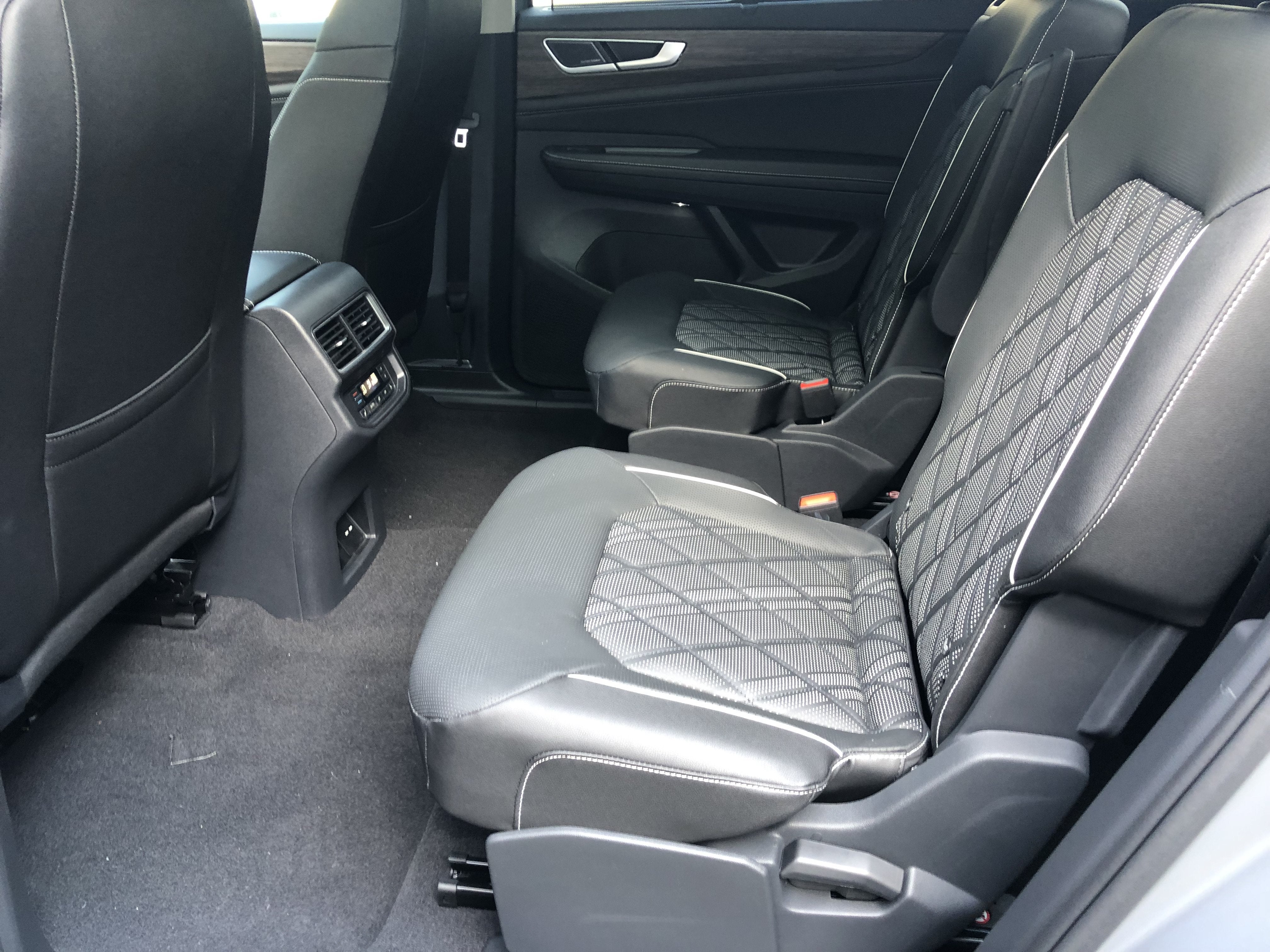2026 Volkswagen Atlas 2.0T SEL Premium R-Line w/captains chairs