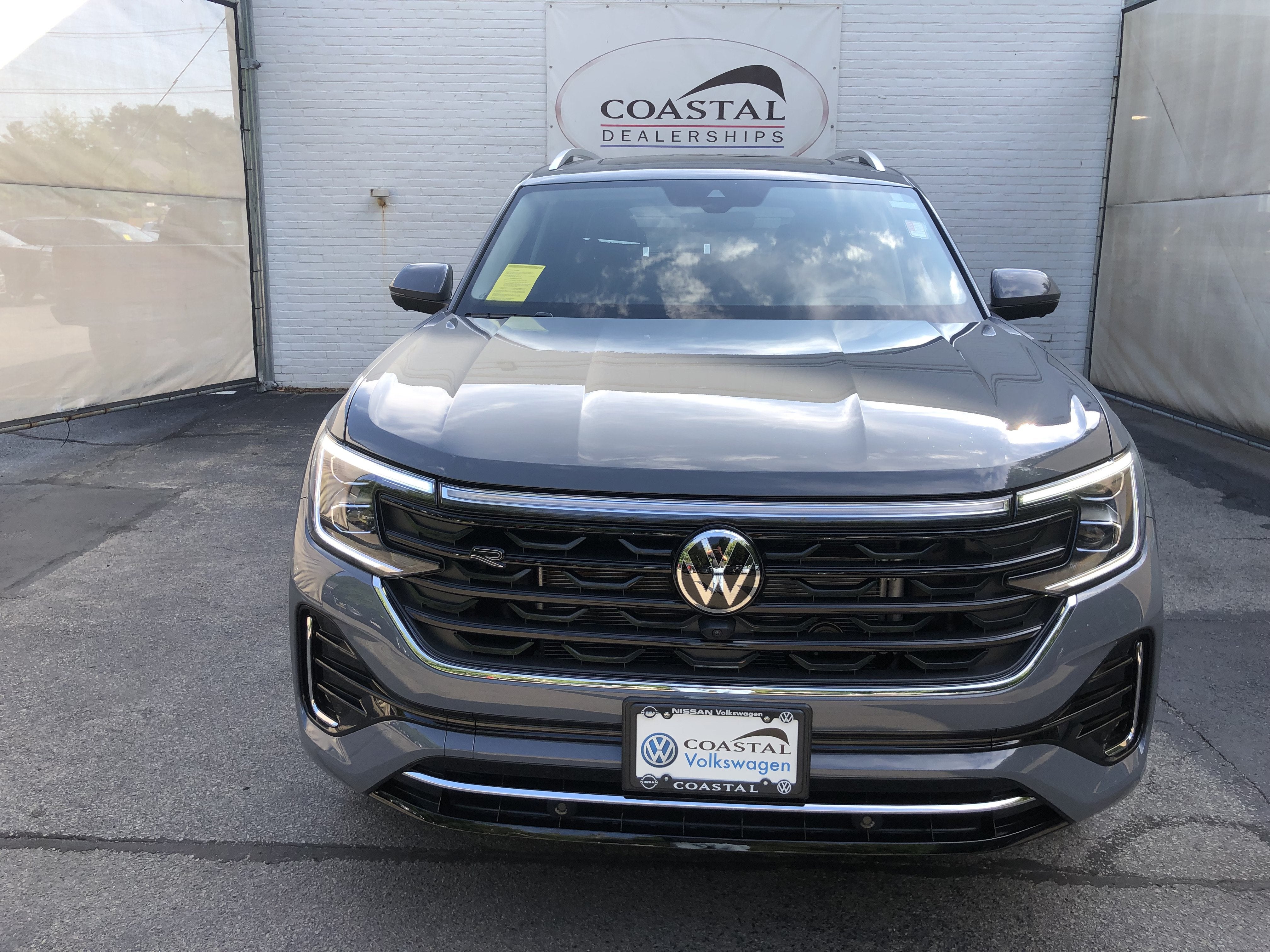 2026 Volkswagen Atlas 2.0T SEL Premium R-Line w/captains chairs