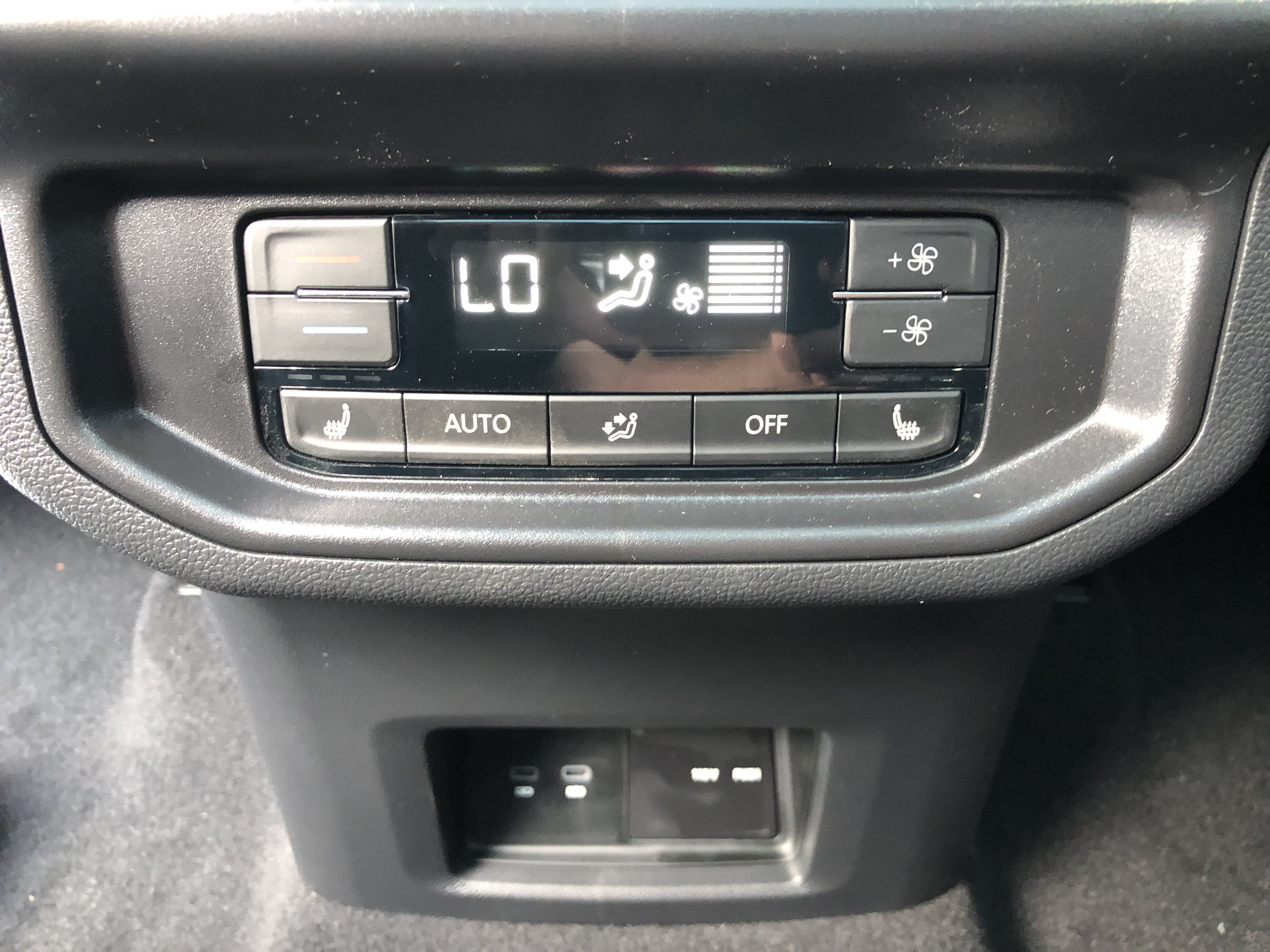 2026 Volkswagen Atlas 2.0T SEL Premium R-Line w/captains chairs