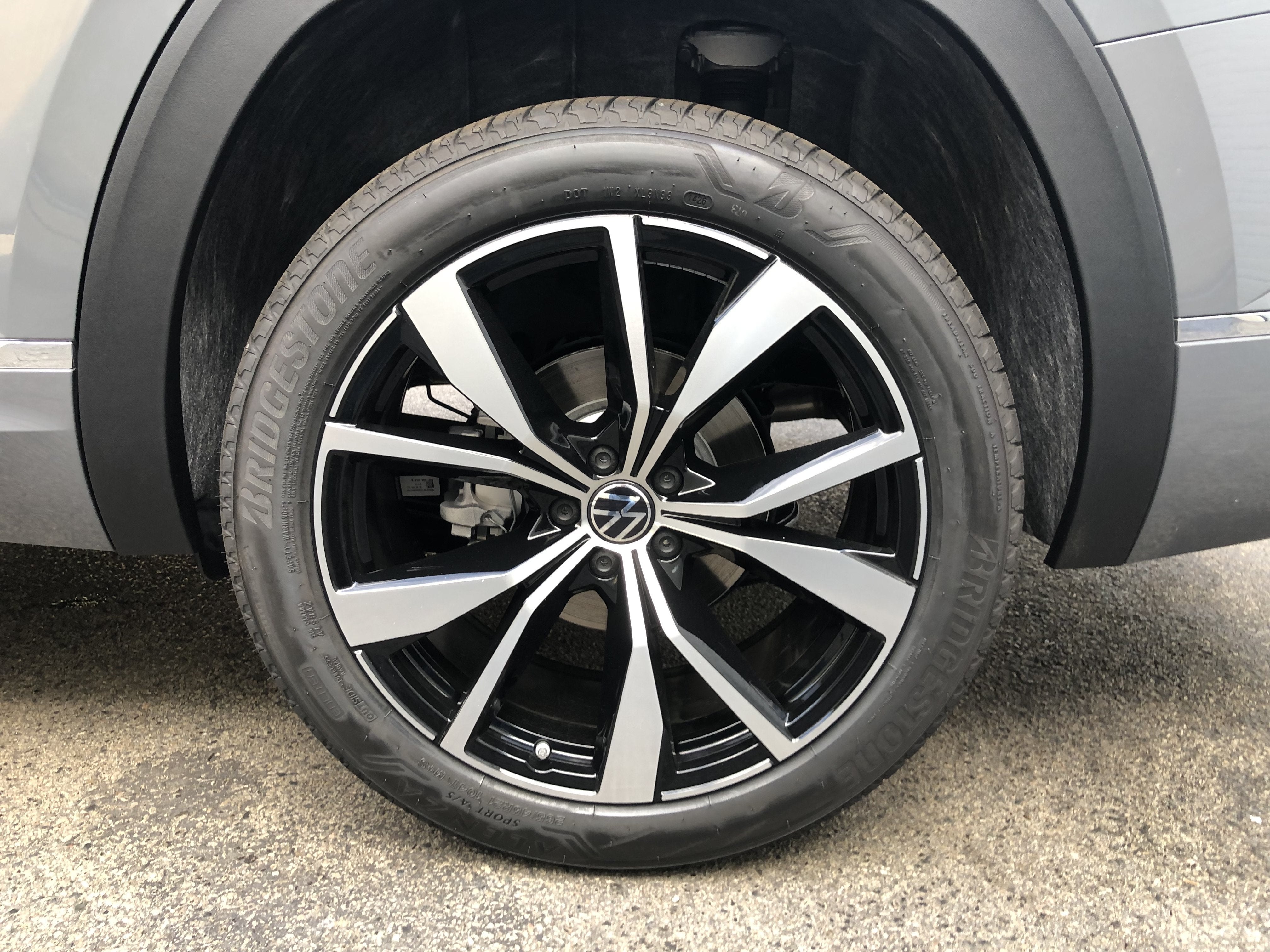 2026 Volkswagen Atlas 2.0T SEL Premium R-Line w/captains chairs