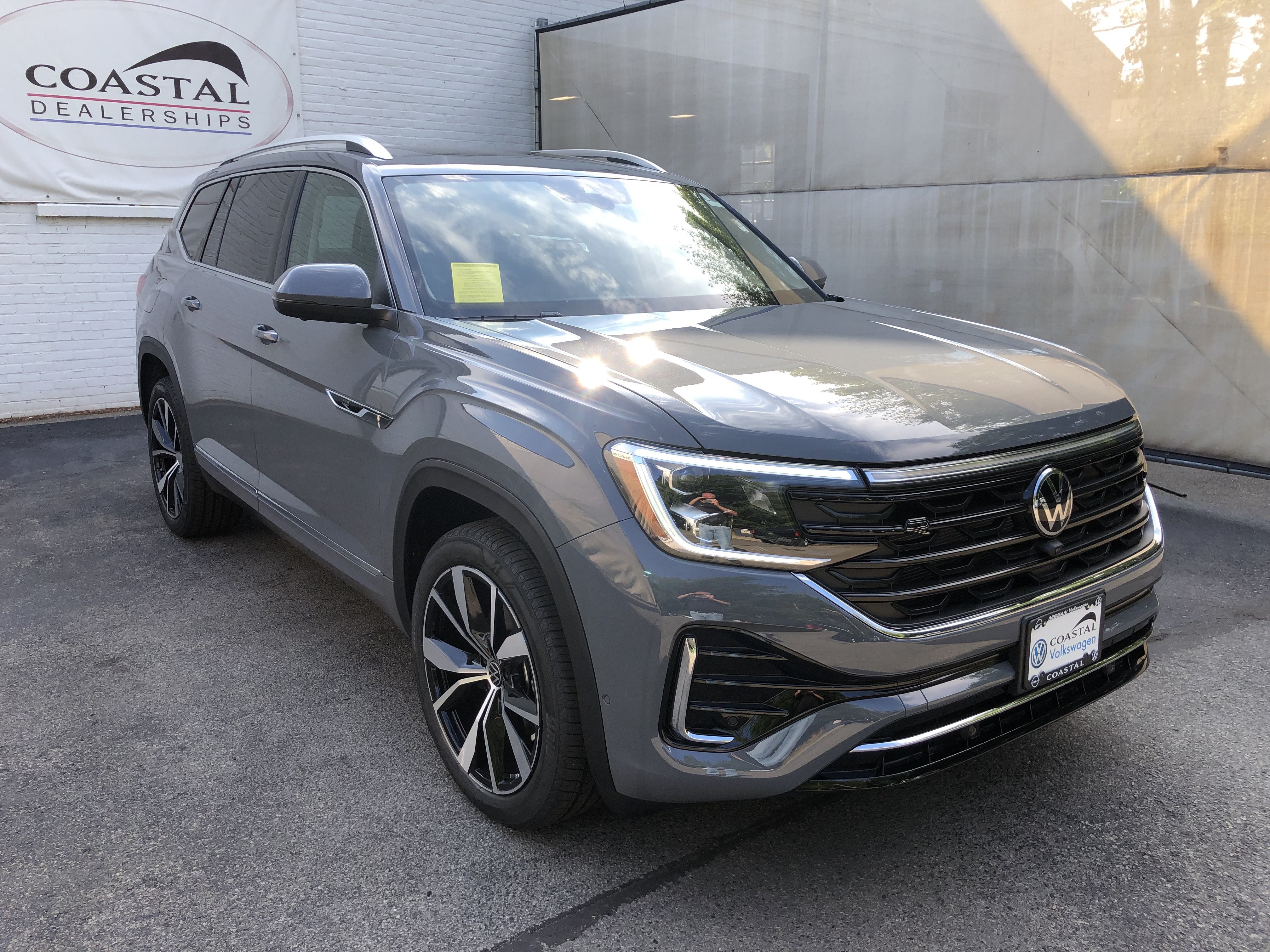 2026 Volkswagen Atlas 2.0T SEL Premium R-Line w/captains chairs