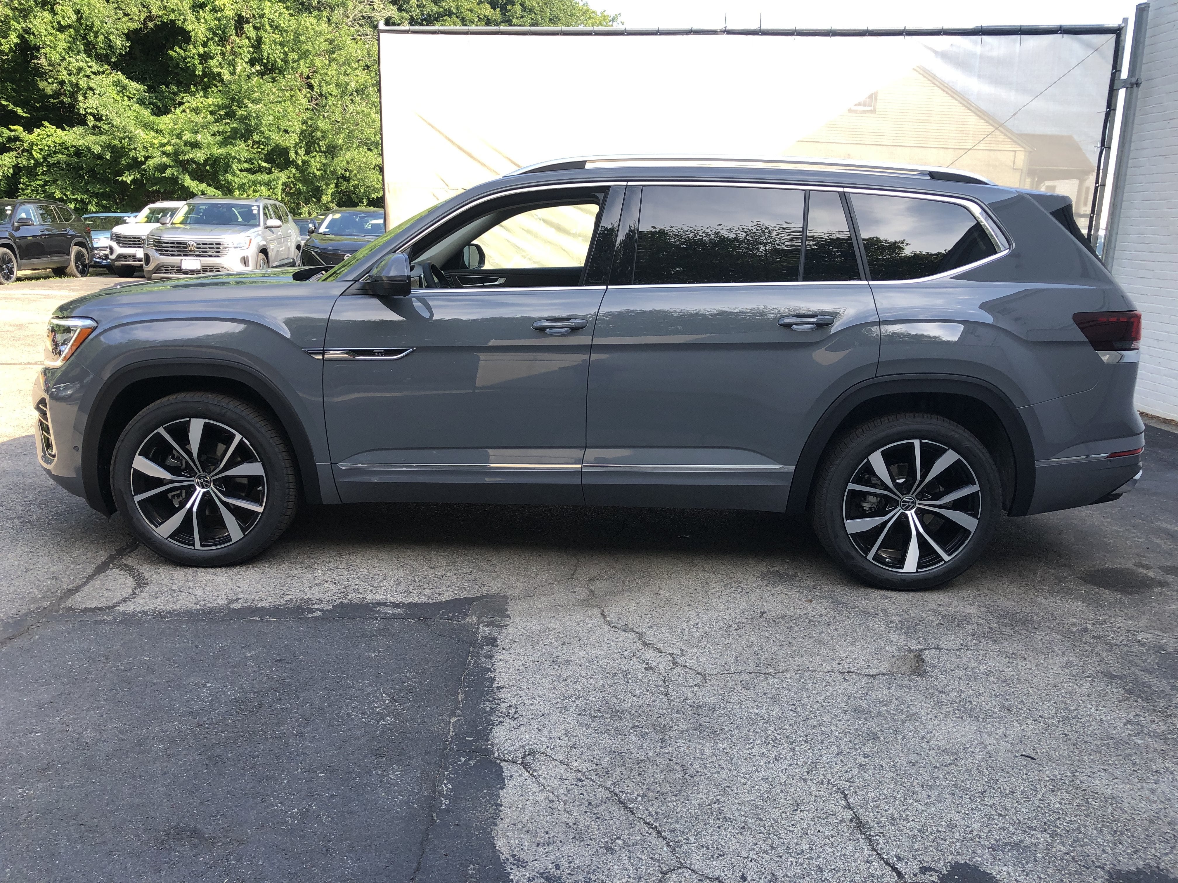 2026 Volkswagen Atlas 2.0T SEL Premium R-Line w/captains chairs